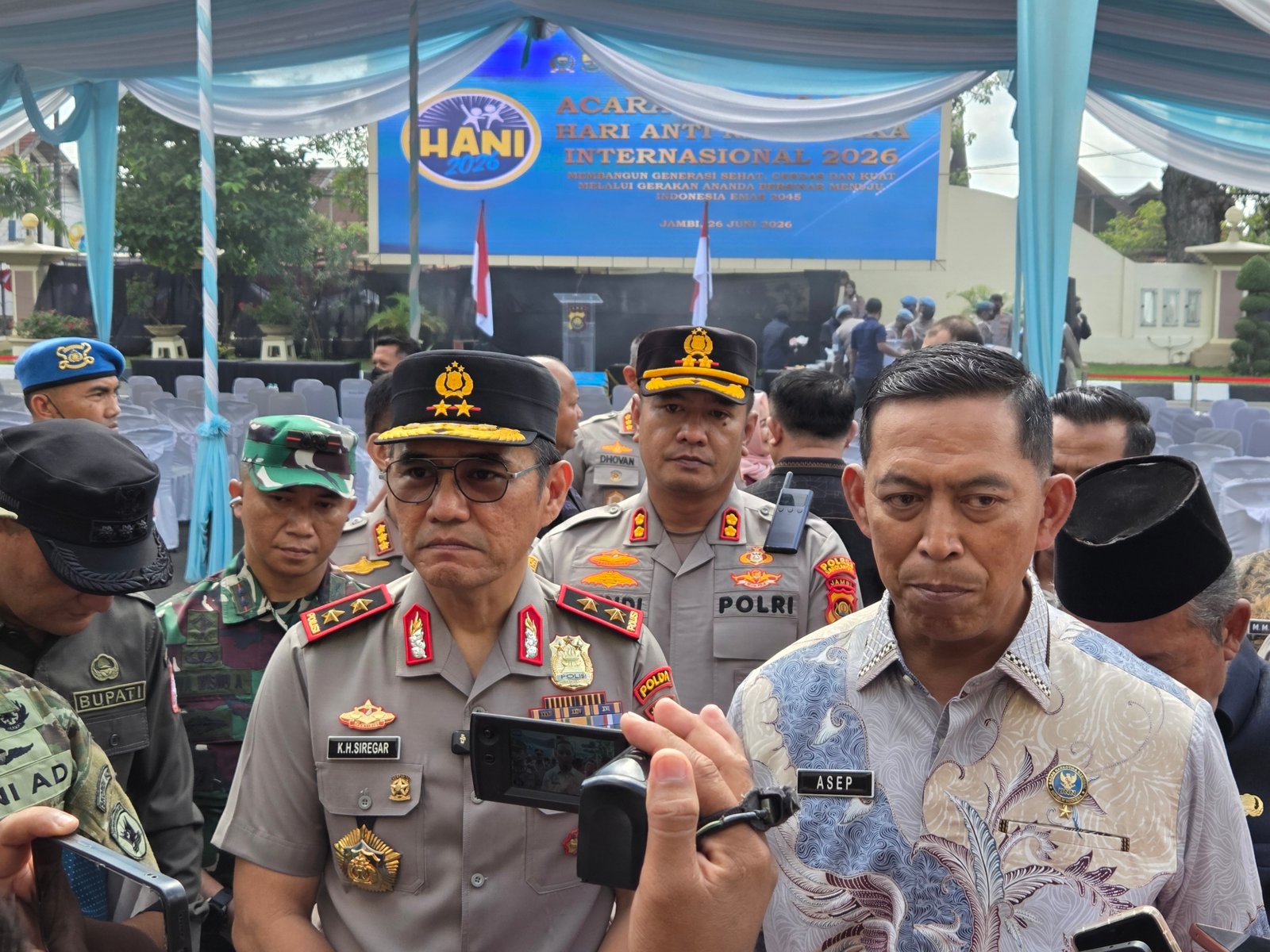 alt="Kapolda Jambi Irjen Pol Krisno H Siregar dan Wakil Gubernur Jambi Abdullah Sani saat memasukkan sabu ke dalam alat pemusnah"