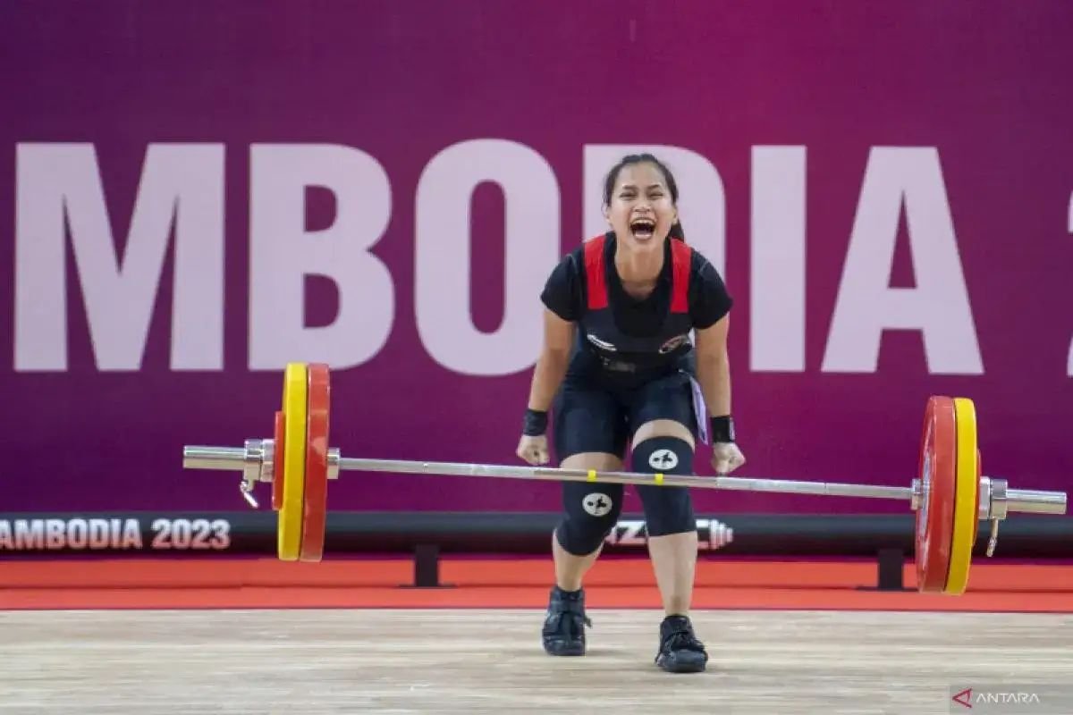 alt="Lifter putri Jambi Yuliana Klarisa saat melakukan angkatan clean and jerk di tempat latihan"
