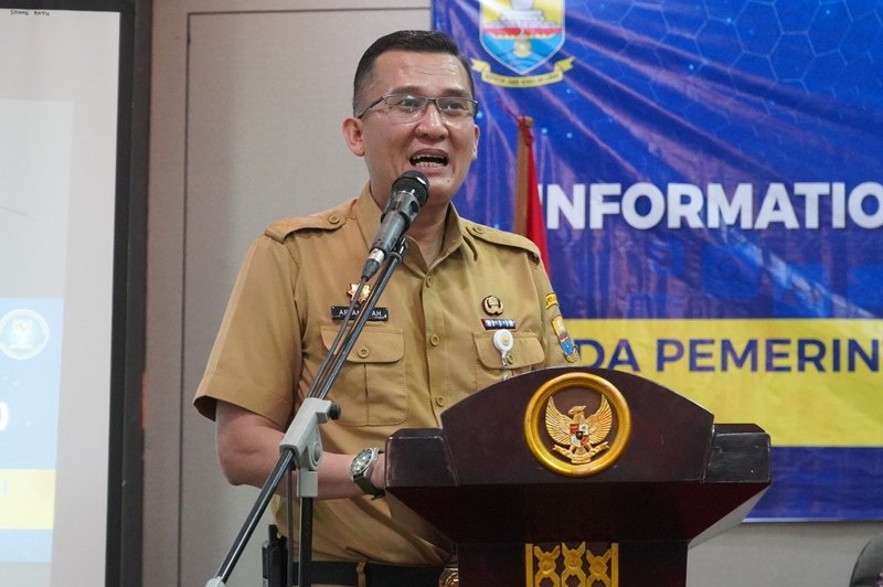 alt="Kepala Dinas Kominfo Jambi Ariansyah memberikan keterangan pers pelurusan berita seleksi Komisi Informasi Jambi"