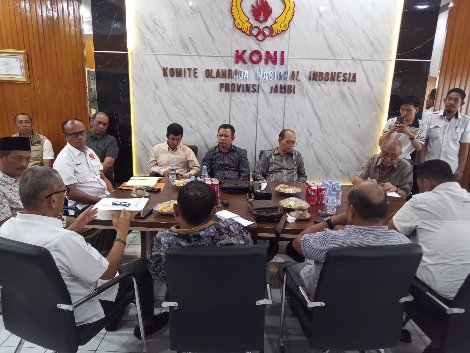 alt="Ketua Umum KONI Jambi AKBP Mat Sanusi dan Wakil Ketua DPRD Tanjab Barat Syafril Simamora saat melakukan salam komando"