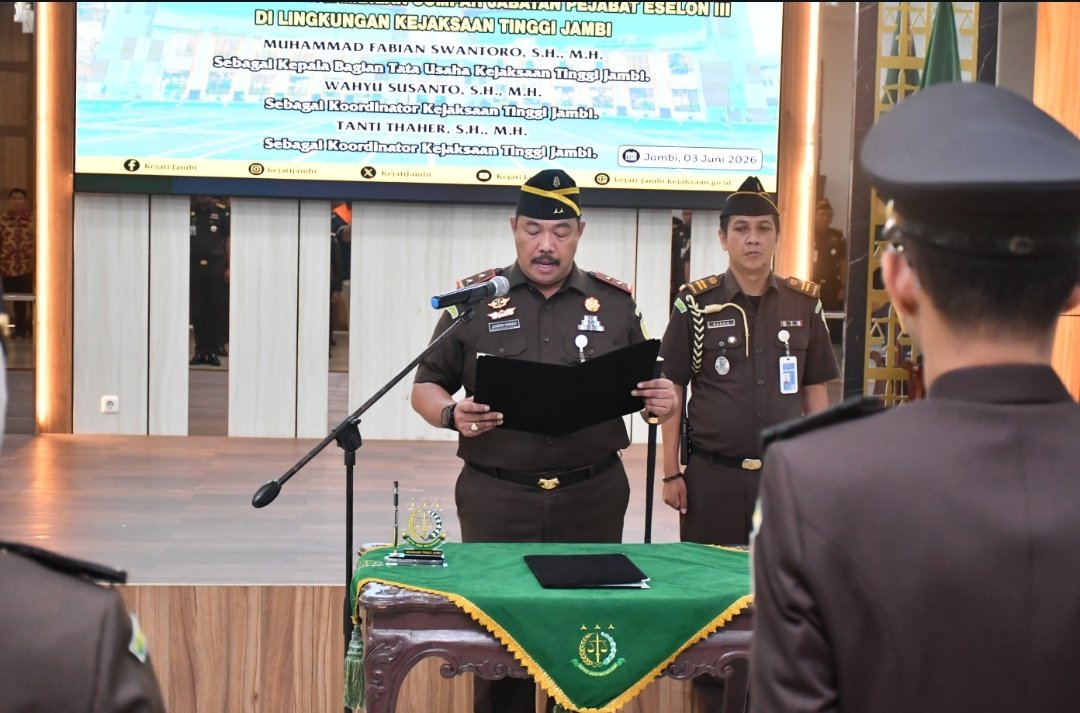 alt="Kepala Kejaksaan Tinggi Jambi Sugeng Hariadi saat menyematkan tanda jabatan pada upacara pelantikan"