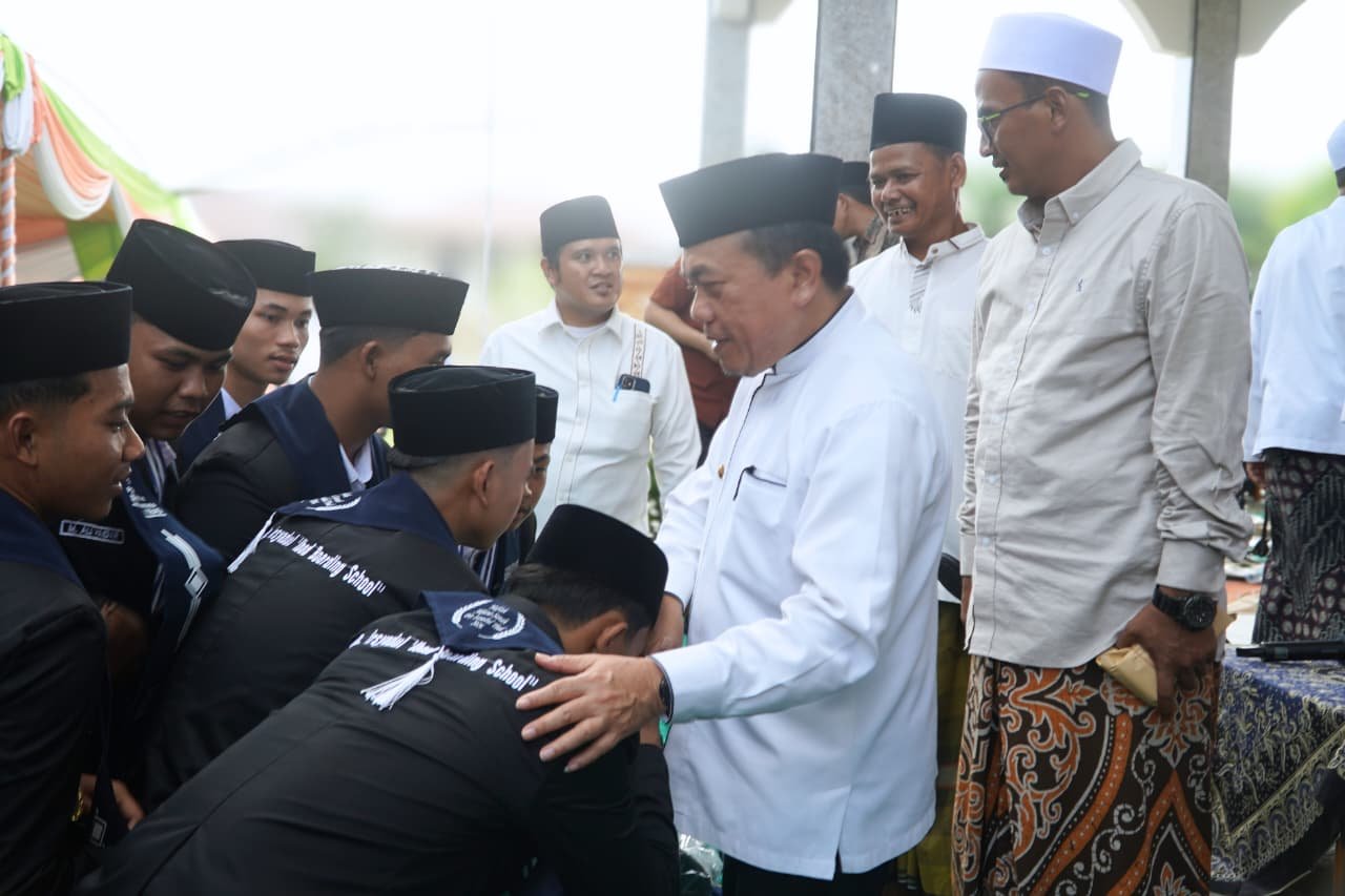alt="Gubernur Jambi Al Haris saat memberikan sambutan pada acara Haul Ke-1 M Rouyani Jamil di Kabupaten Batang Hari"