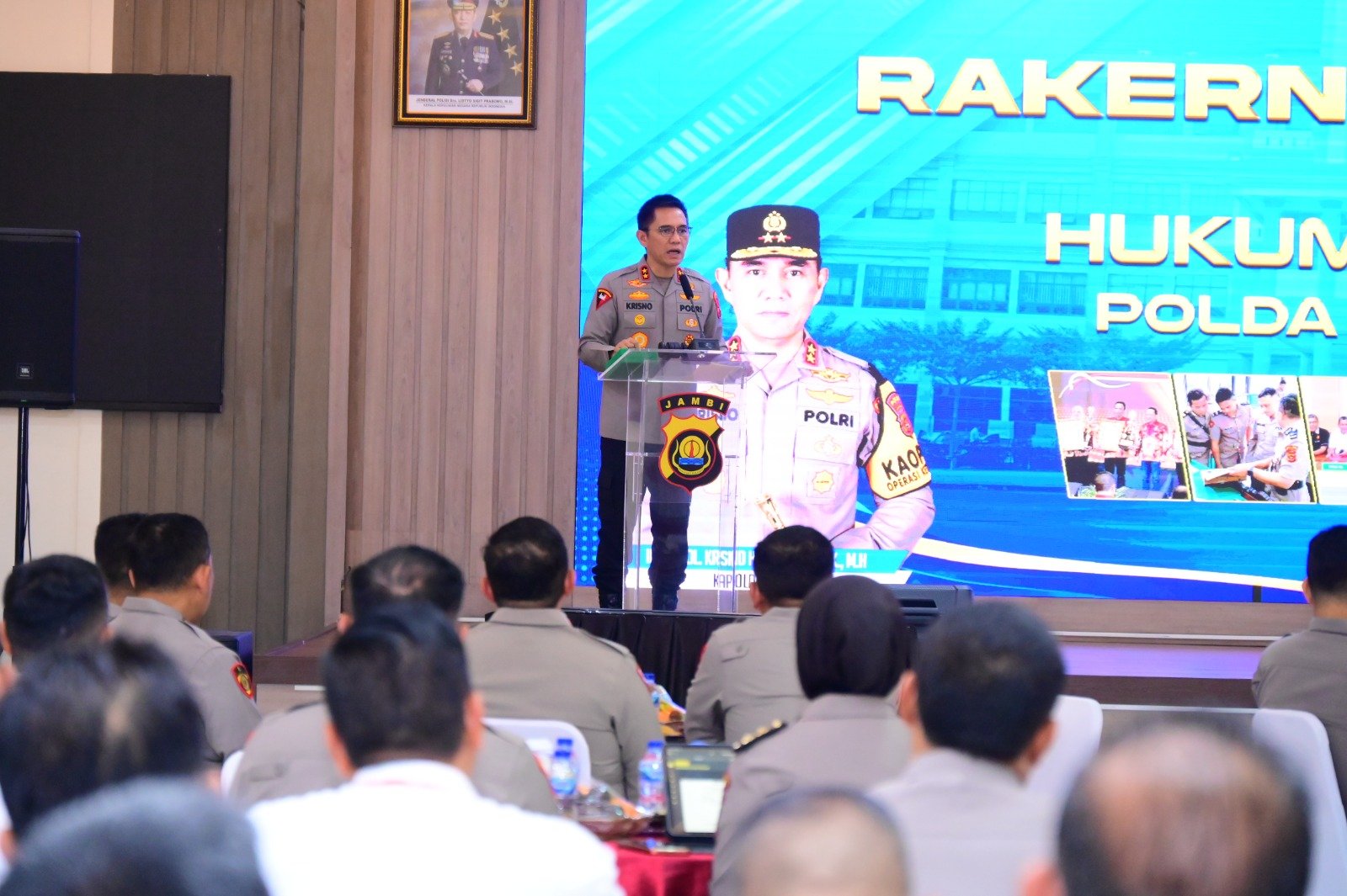 alt="Kapolda Jambi Irjen Pol Krisno H Siregar memberikan arahan mengenai hukum progresif di hadapan peserta Rakernis"