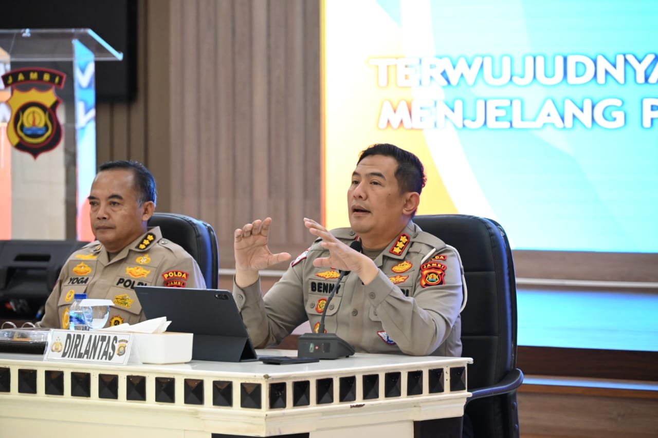 alt="Dirlantas Polda Jambi Kombes Pol Adi Benny Cahyono memberikan instruksi terkait penerapan tilang manual dan ETLE"