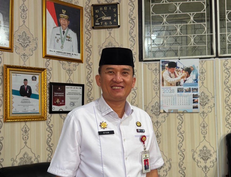 alt="Kepala Dinas Kominfo Jambi Ariansyah saat menunjukkan dokumen dasar hukum kepemilikan lahan HPL Pemprov di Tanjabtim"