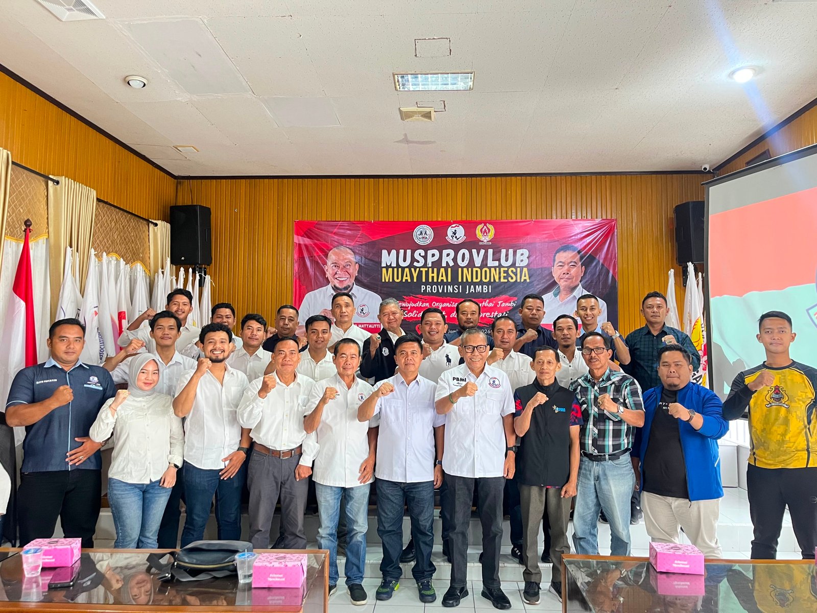 alt="Ketua terpilih Muaythai Jambi Ronald saat memberikan sambutan visi misi di depan pengurus daerah"