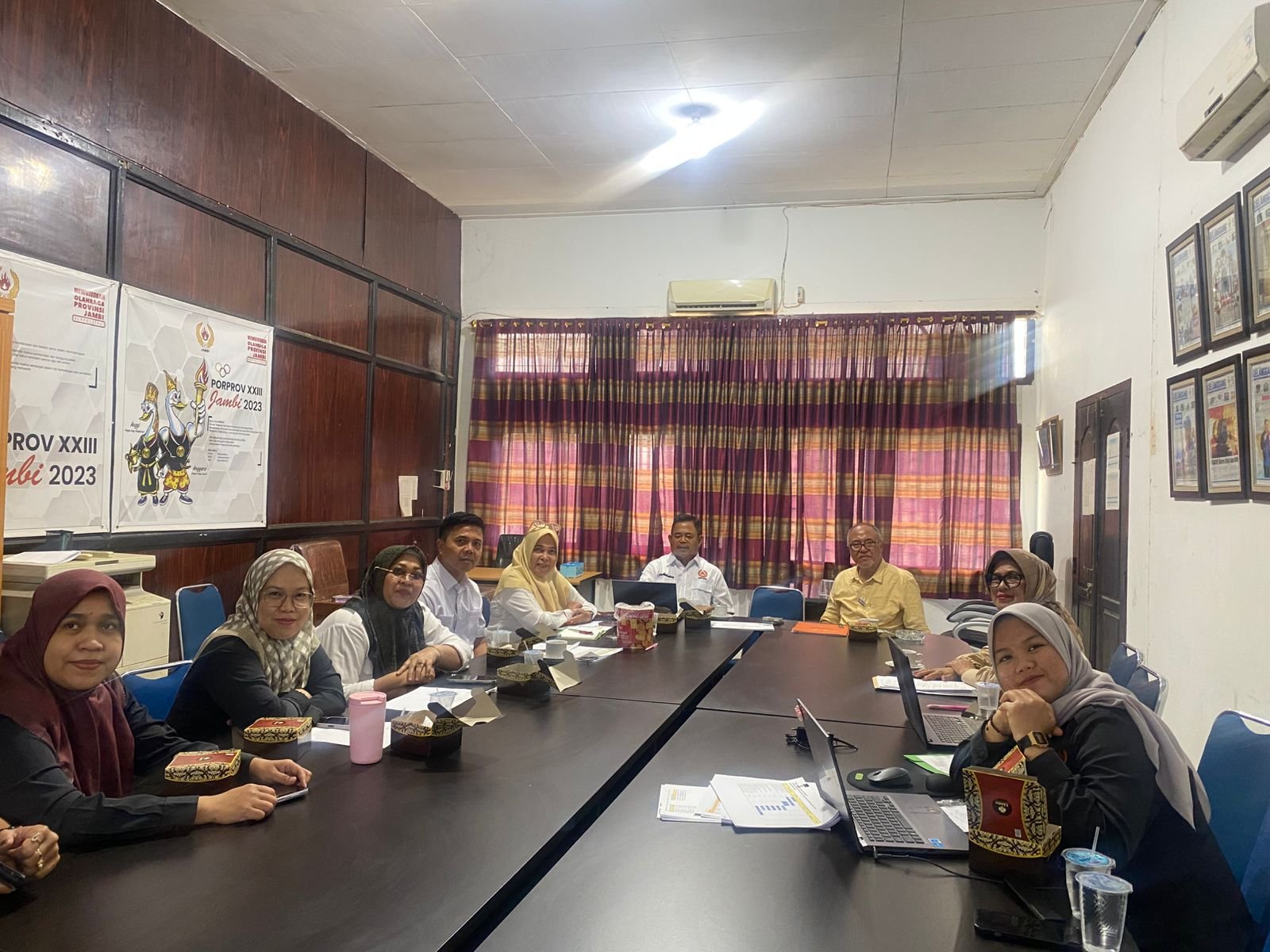 alt="Suasana rapat koordinasi pengurus KONI Jambi dipimpin Sekum Muhammad Ali dan Waketum As Budianto"