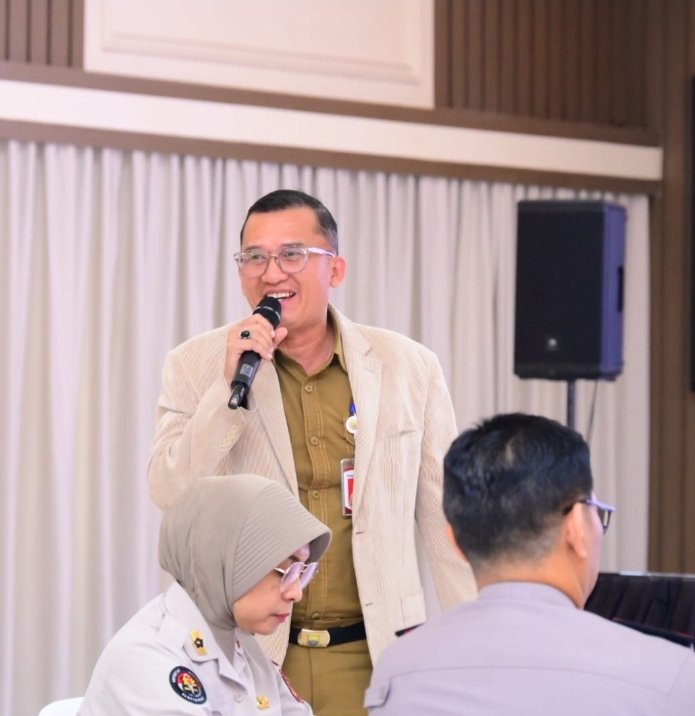 alt="Kepala Dinas Kominfo Jambi Ariansyah saat memaparkan materi peluang dan ancaman AI dalam Rakernis Humas Polda Jambi"