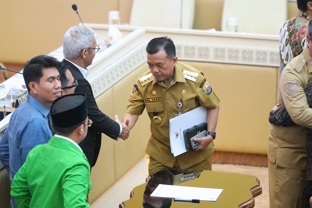 alt="Gubernur Jambi Al Haris saat menyampaikan pandangan umum soal kesejahteraan PPPK daerah dalam rapat kerja Komisi II DPR RI"