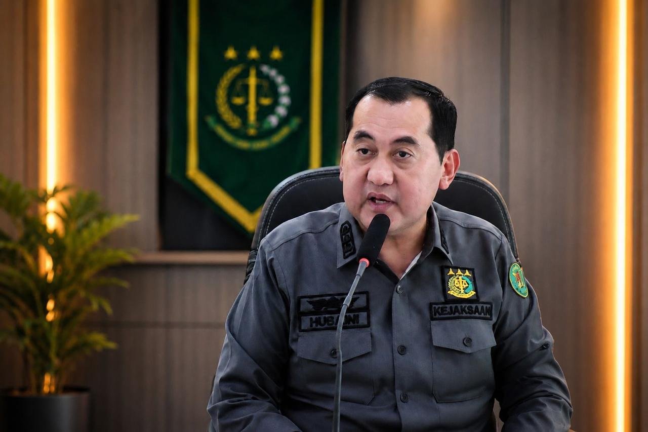 alt="Asisten Intelijen Kejati Jambi Muhammad Husaini memberikan keterangan pers tertulis terkait penanganan kasus korupsi"