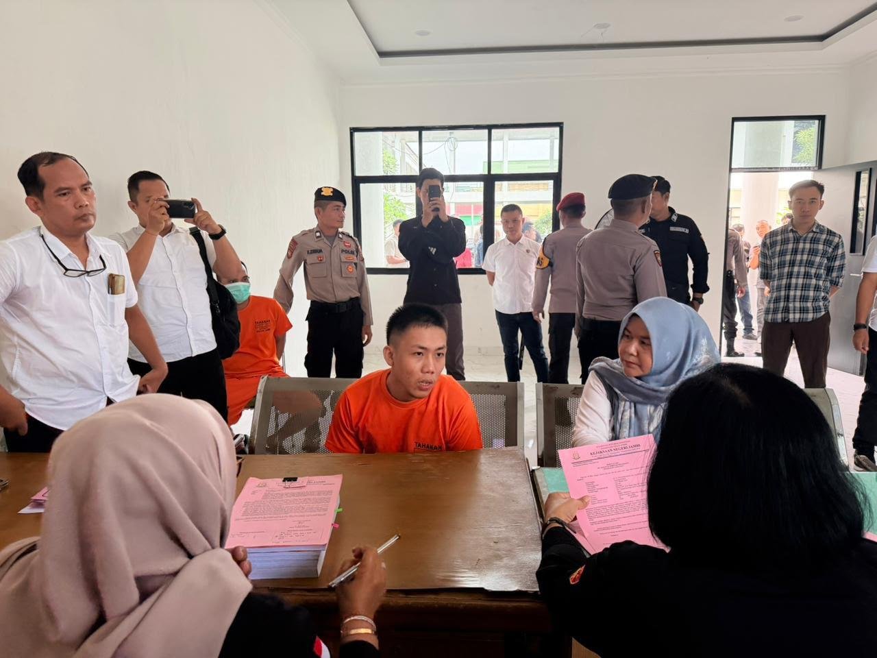 alt="Proses penandatanganan berkas berita acara tahap II oleh tersangka narkoba Alung di ruang jaksa Kejari Kota Jambi"