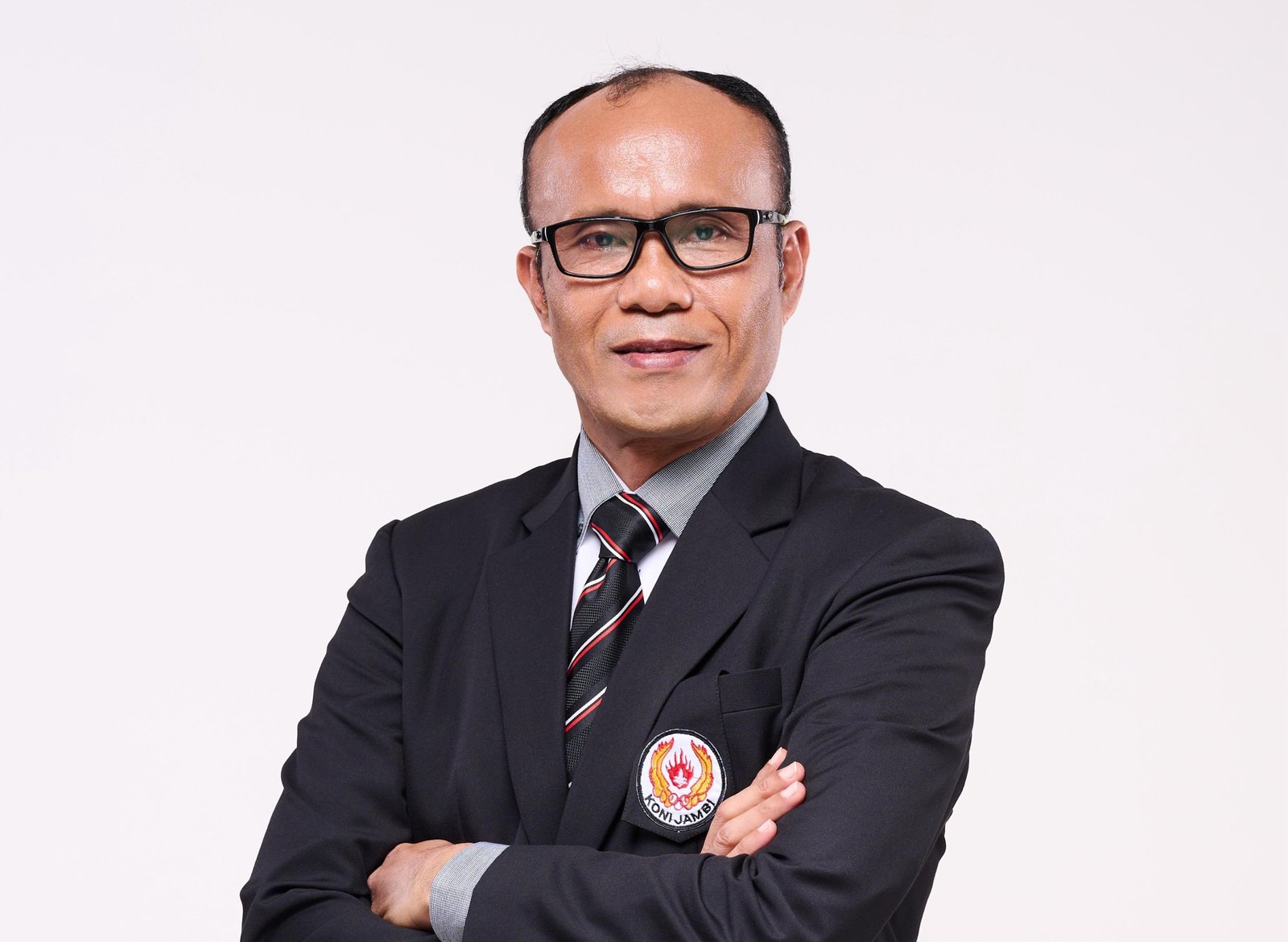 alt="Ketua Umum KONI Jambi AKBP Mat Sanusi saat menerima kedatangan keluarga Siregar yang datang memohon maaf"