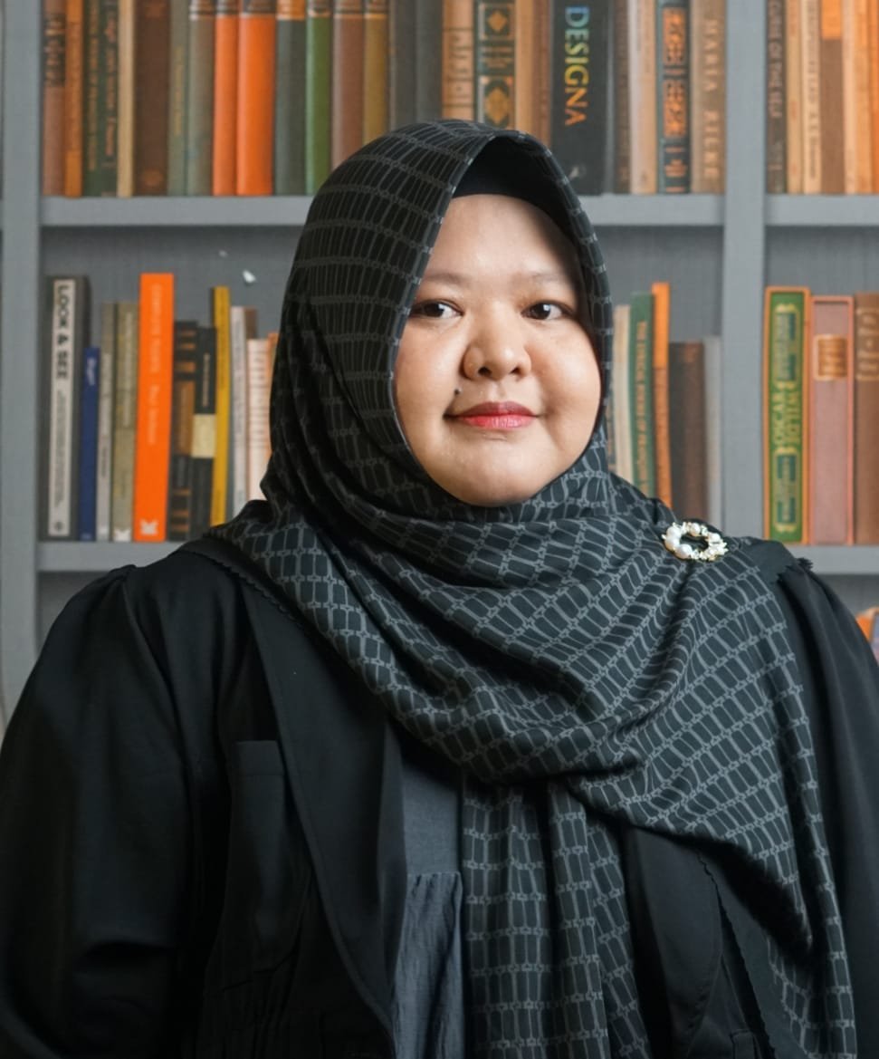 alt="Potret peneliti PSGR Universitas Jambi Riri Maria Fatriani saat memberikan pandangan ilmiah mengenai sosiologi perkotaan"