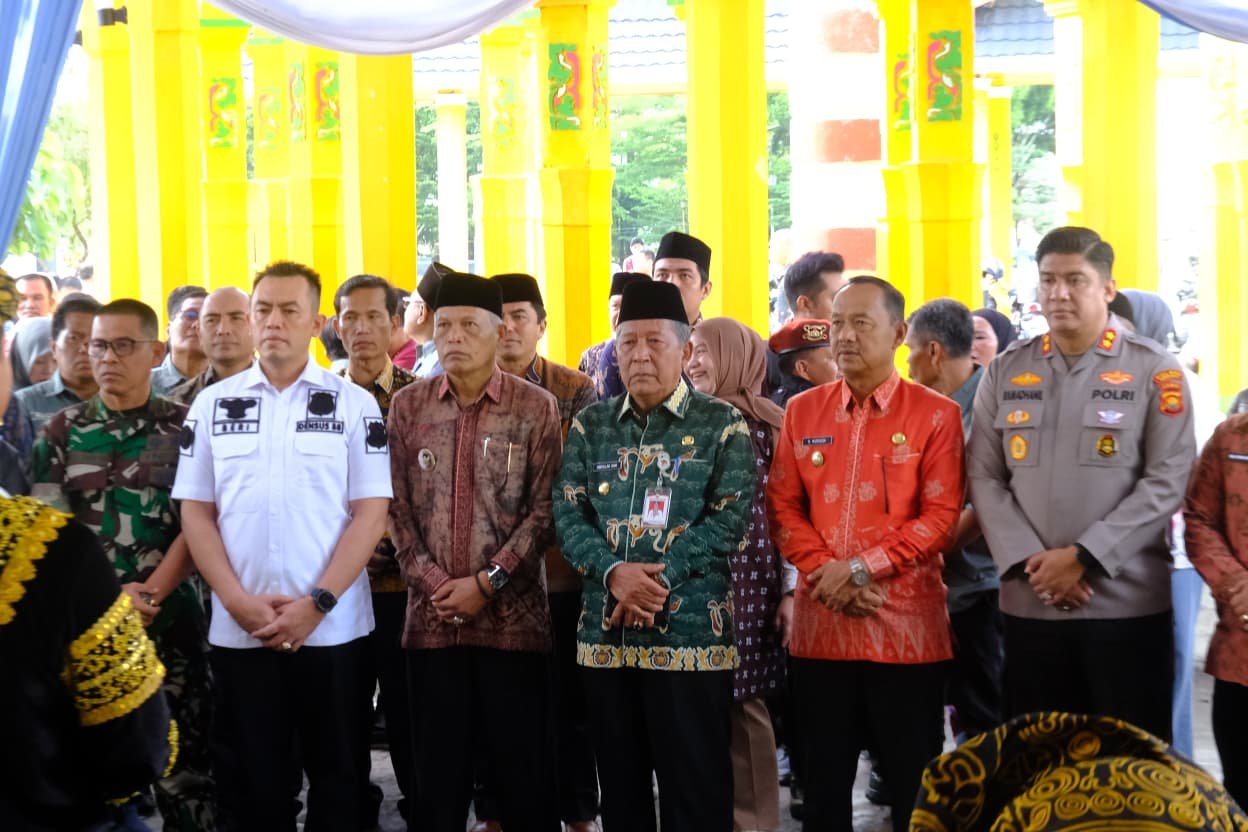 alt="Wakil Gubernur Jambi Abdullah Sani saat menyampaikan pidato penguatan karakter remaja di depan perwakilan sekolah"