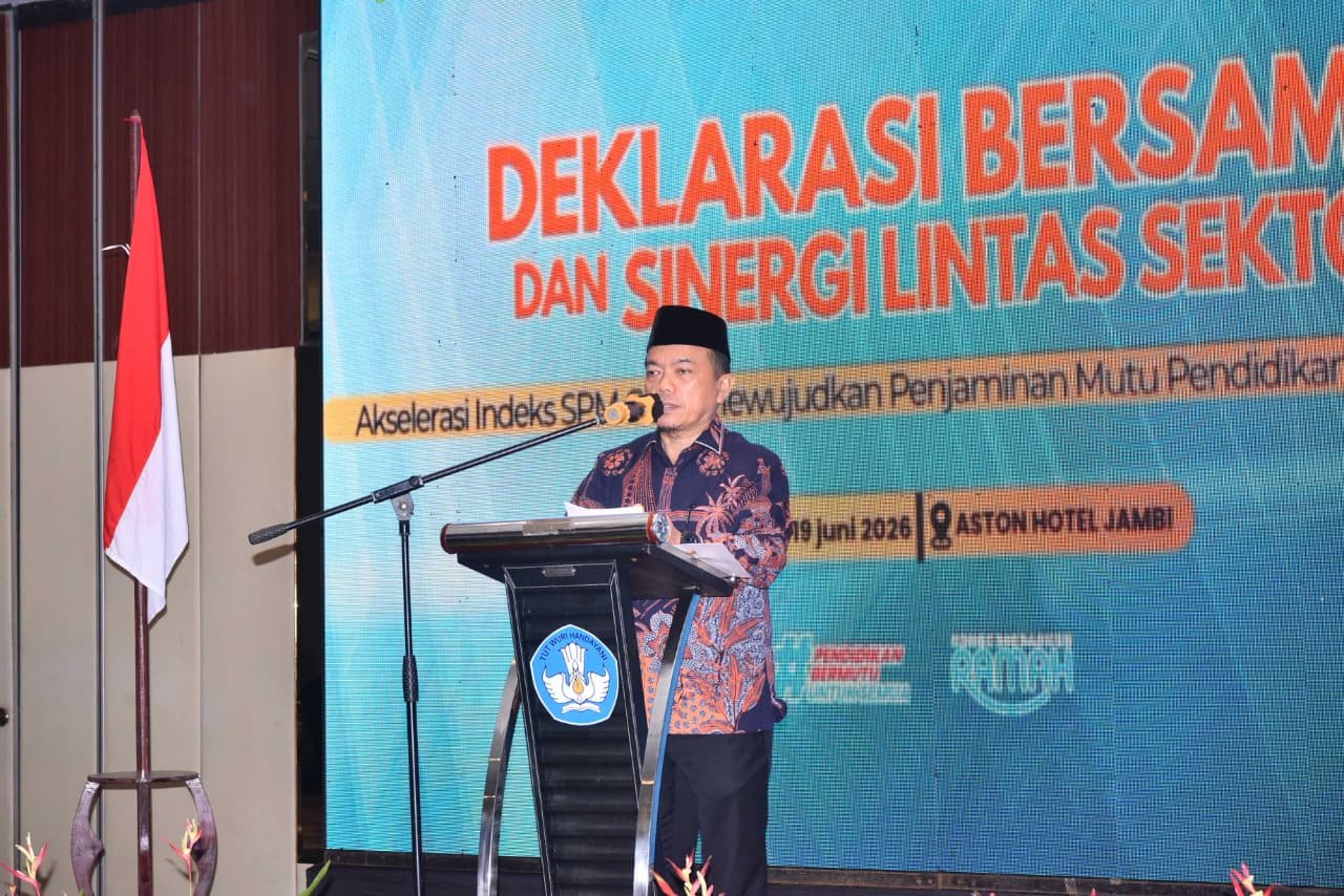 alt="Gubernur Jambi Al Haris saat menandatangani draf deklarasi bersama akselerasi indeks pelayanan minimal pendidikan"