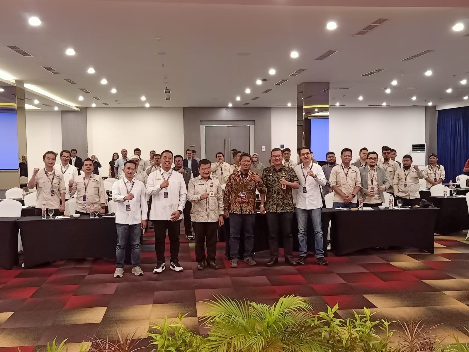 alt="Kepala Dinas Kominfo Jambi Ariansyah saat membacakan sambutan tertulis Gubernur Jambi dalam pembukaan Rakerwil APJII di Swiss-Belhotel"