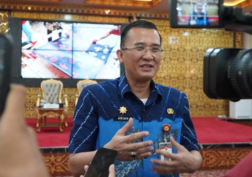 alt="Kepala Dinas Kominfo Jambi Ariansyah saat memberikan keterangan pers terkait penangkalan hoaks TKI di Jambi"