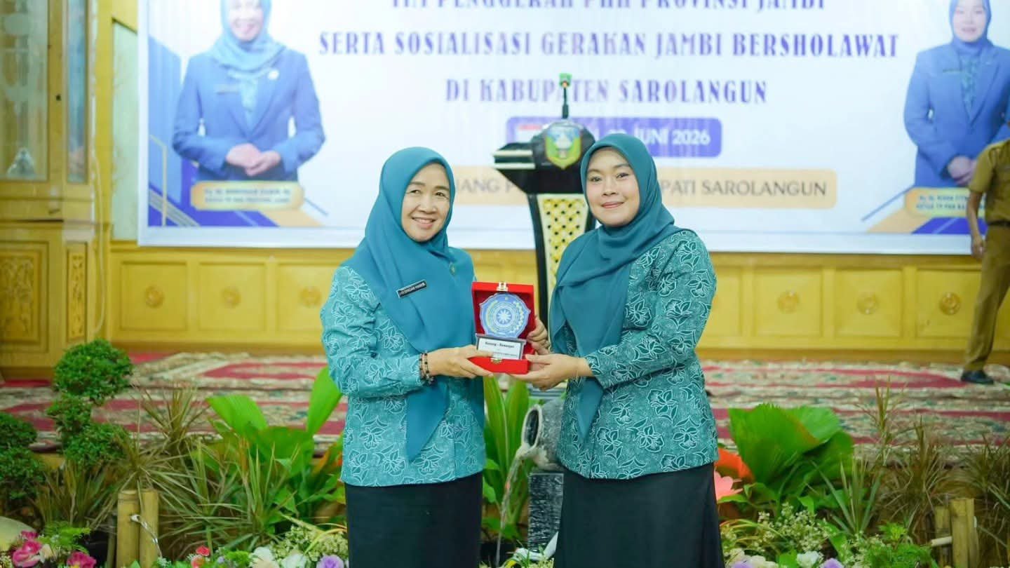 alt="Ketua TP PKK Provinsi Jambi Hesti Haris memberikan arahan program Gerakan Jambi Bersholawat di Kantor Bupati Sarolangun"