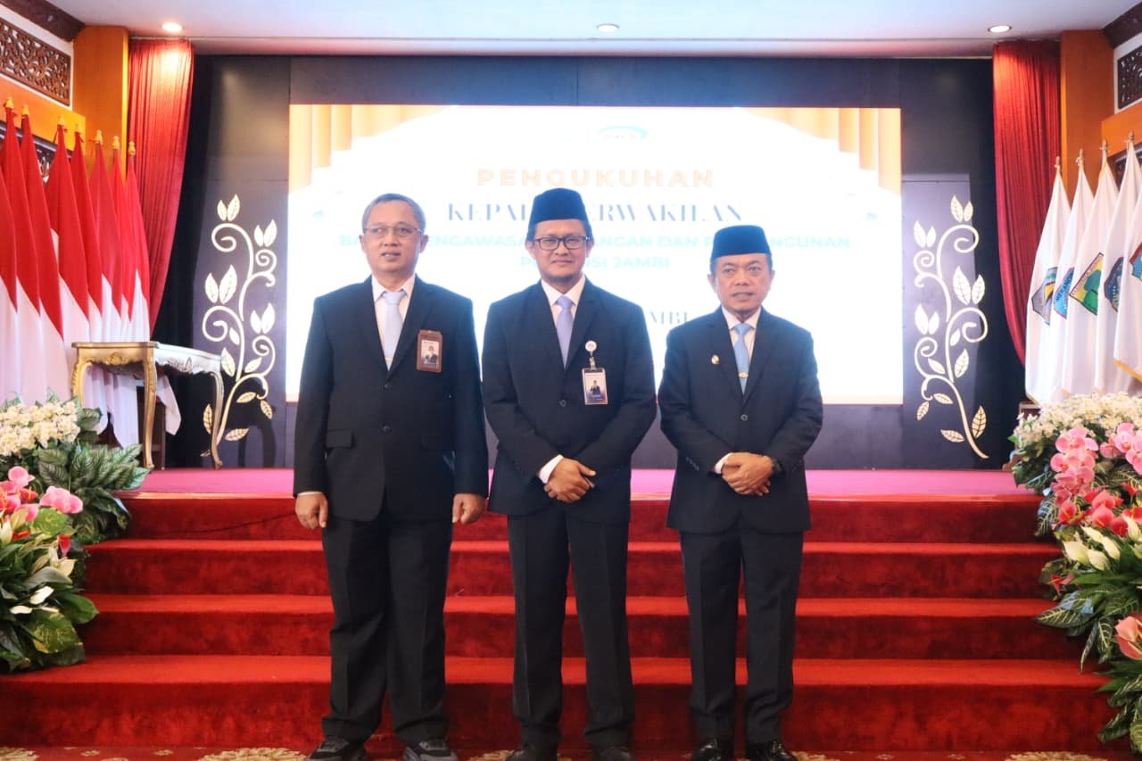 alt="Gubernur Jambi Al Haris saat menandatangani berkas pengukuhan Kepala Perwakilan BPKP Provinsi Jambi Zulherizal"