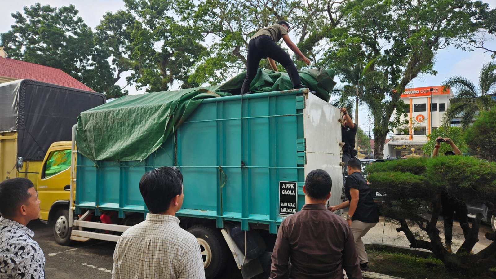 alt="Tumpukan 147 karung pupuk urea bersubsidi ukuran 50 kilogram hasil sitaan Tim Indagsi Polda Jambi"