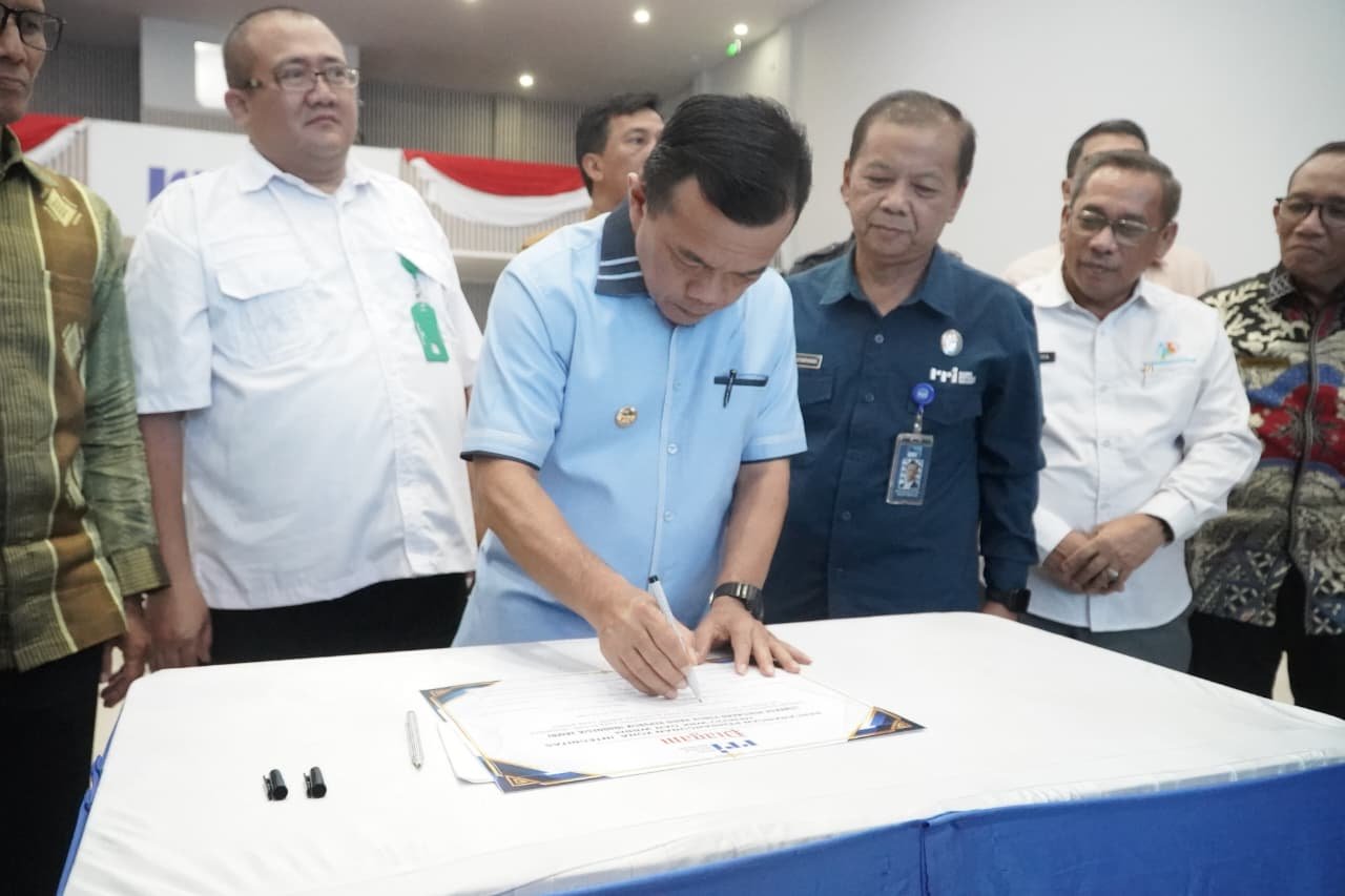 alt="Gubernur Jambi Al Haris saat memberikan sambutan arahan budaya kerja bersih di Auditorium RRI Jambi"