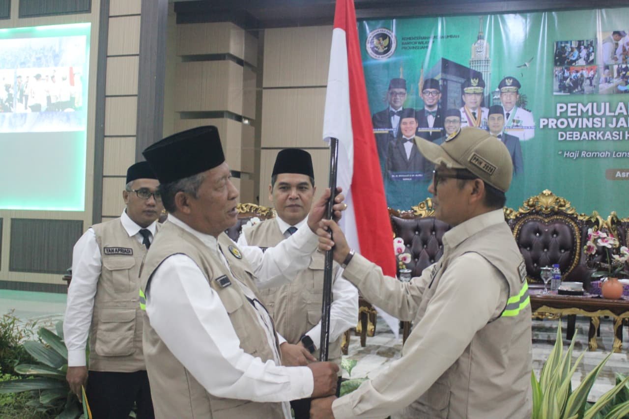 alt="Wakil Gubernur Jambi Abdullah Sani saat bersalaman dan menyapa jamaah haji kloter BTH 21 yang baru tiba"