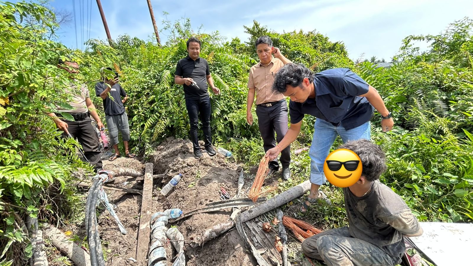 alt="Dua tersangka pencurian kabel PLN berbaju tahanan dikawal personel Unit Reskrim Polsek Jambi Timur"