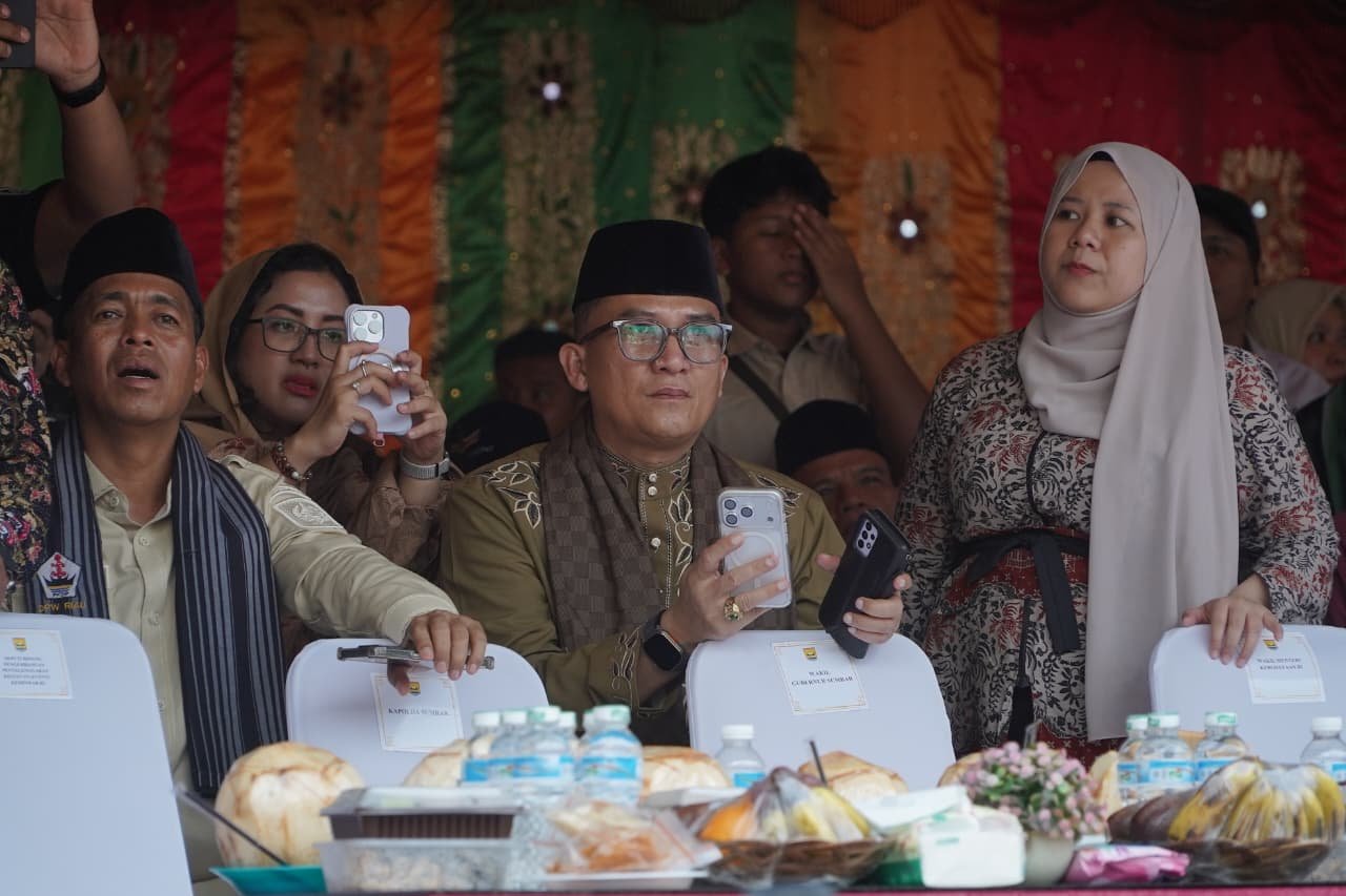 alt="Kepala Dinas Kominfo Jambi Ariansyah mengenakan pakaian batik saat menghadiri acara Pesona Budaya Hoyak Tabuik Pariaman"