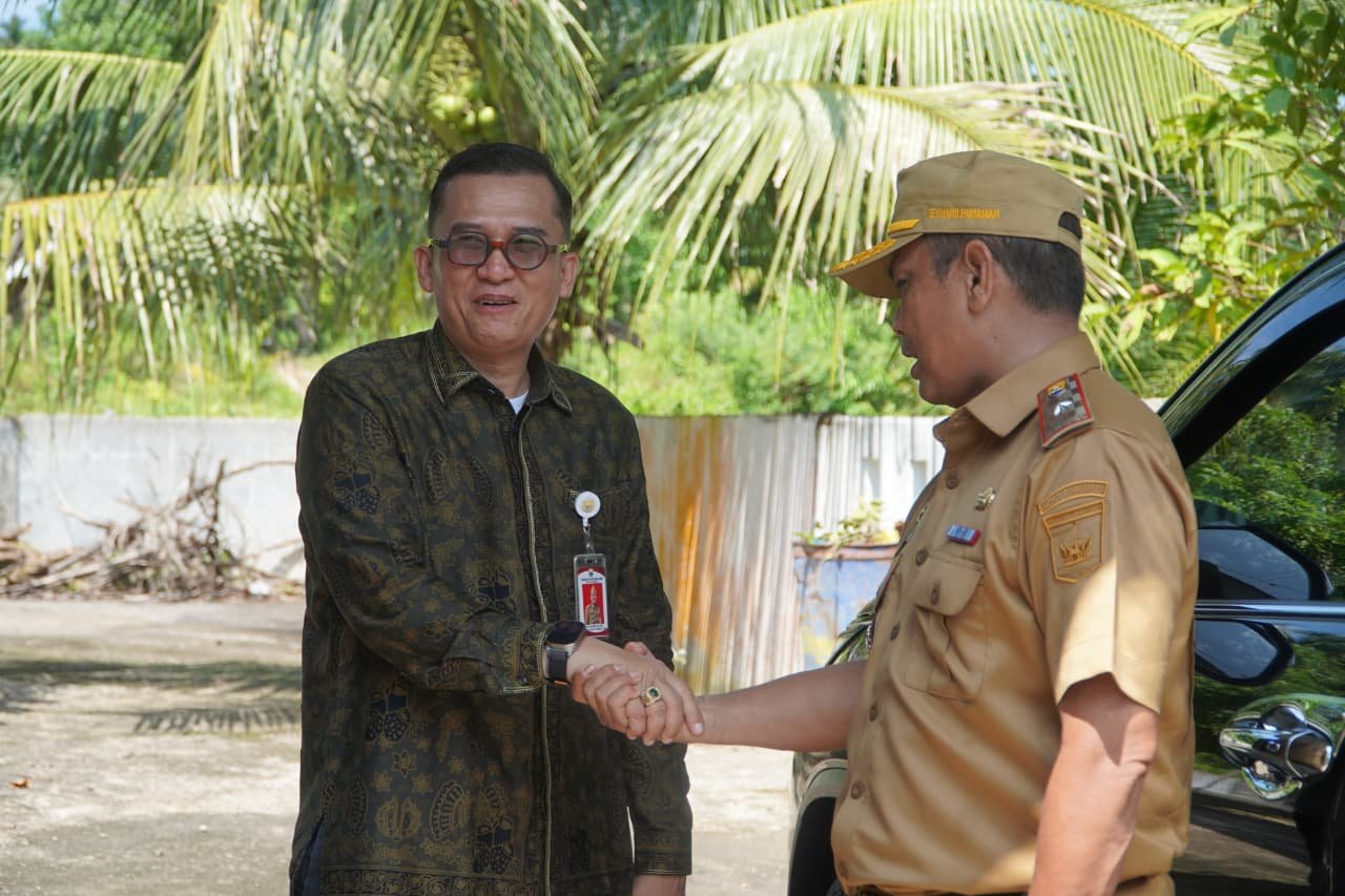 alt="Kepala Dinas Kominfo Jambi Ariansyah saat berdiskusi hangat dengan Wakil Wali Kota Pariaman Mulyadi di ruang kerja"