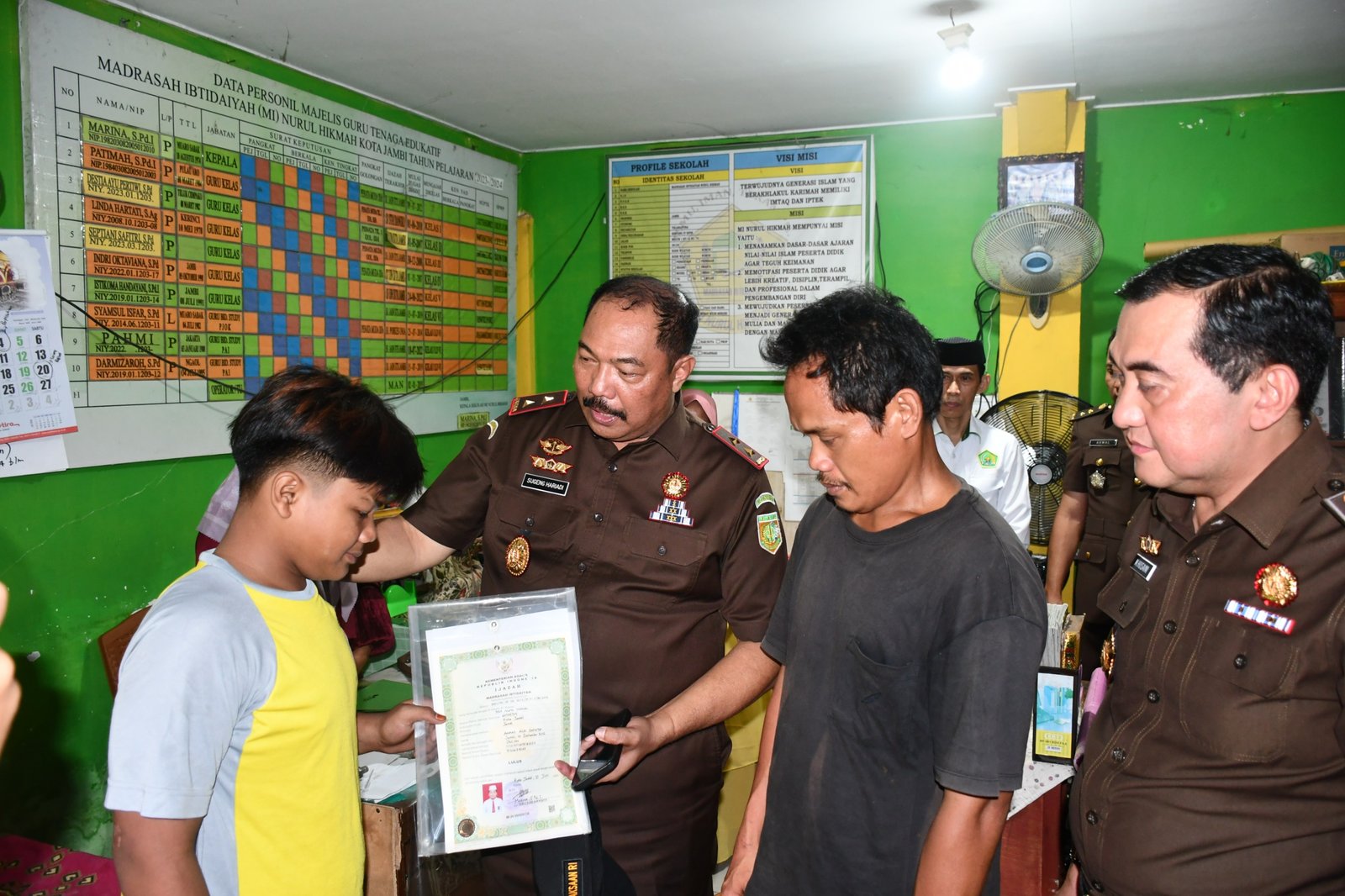 alt="Kajati Jambi Sugeng Hariadi saat berdialog dengan Kepala Sekolah MI Nurul Hikmah terkait administrasi siswa"