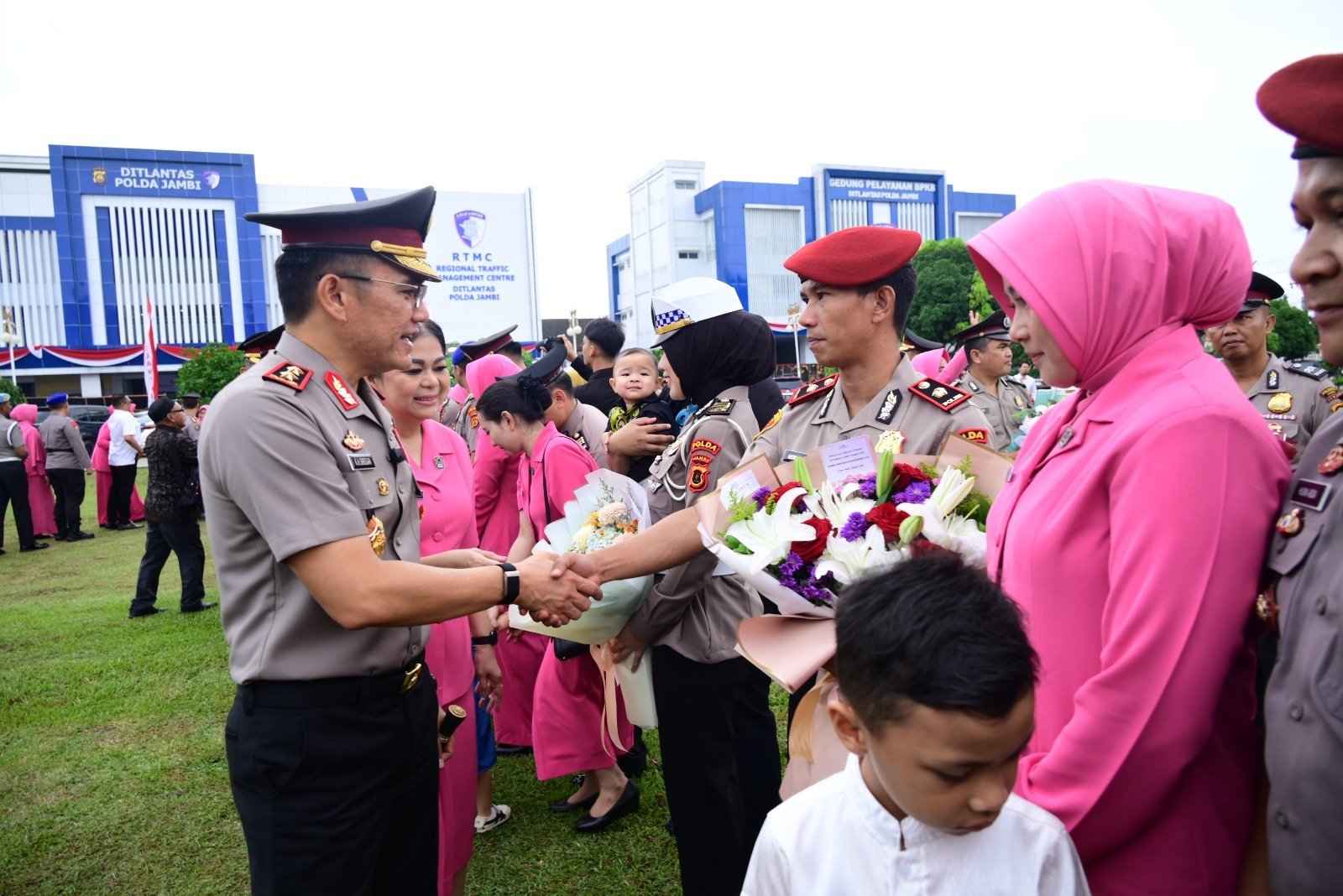 alt="Kapolda Jambi Irjen Pol Krisno H Siregar saat berdiri di podium memimpin upacara kenaikan pangkat personel Polri"