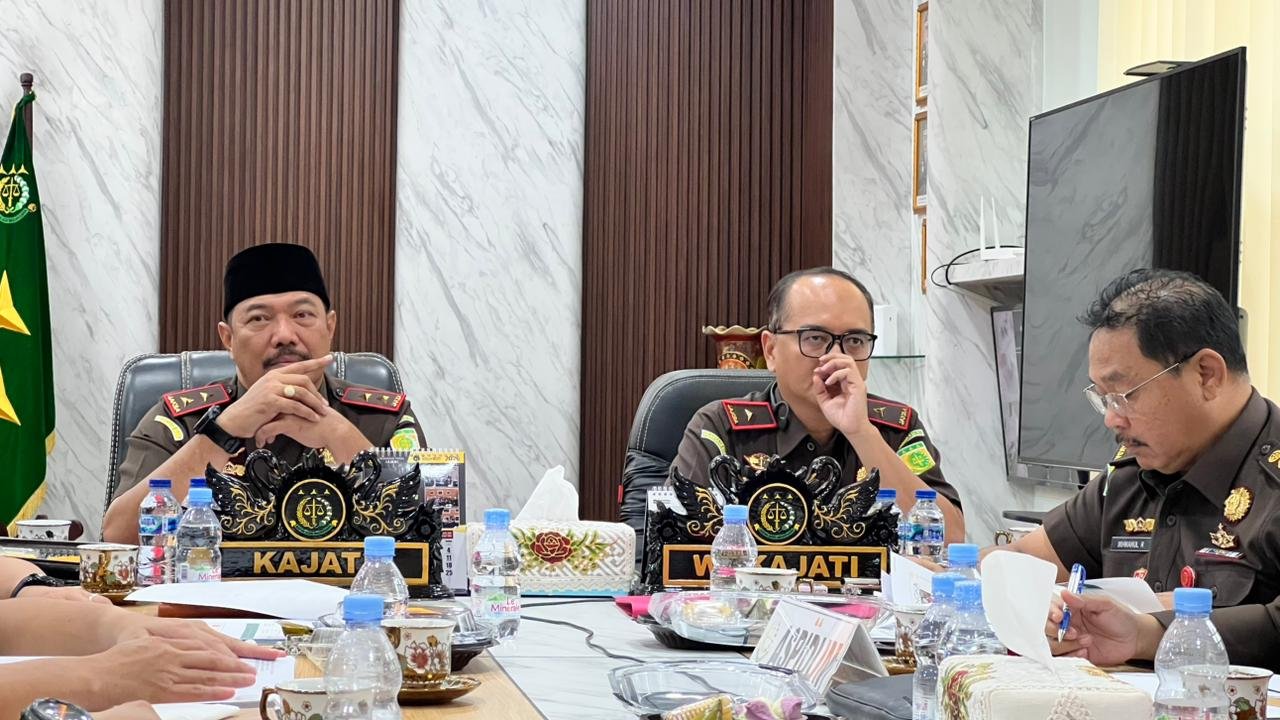 alt="Kajati Jambi Sugeng Hariadi duduk bersama Aspidum di depan layar monitor saat ekspose keadilan restoratif via zoom"