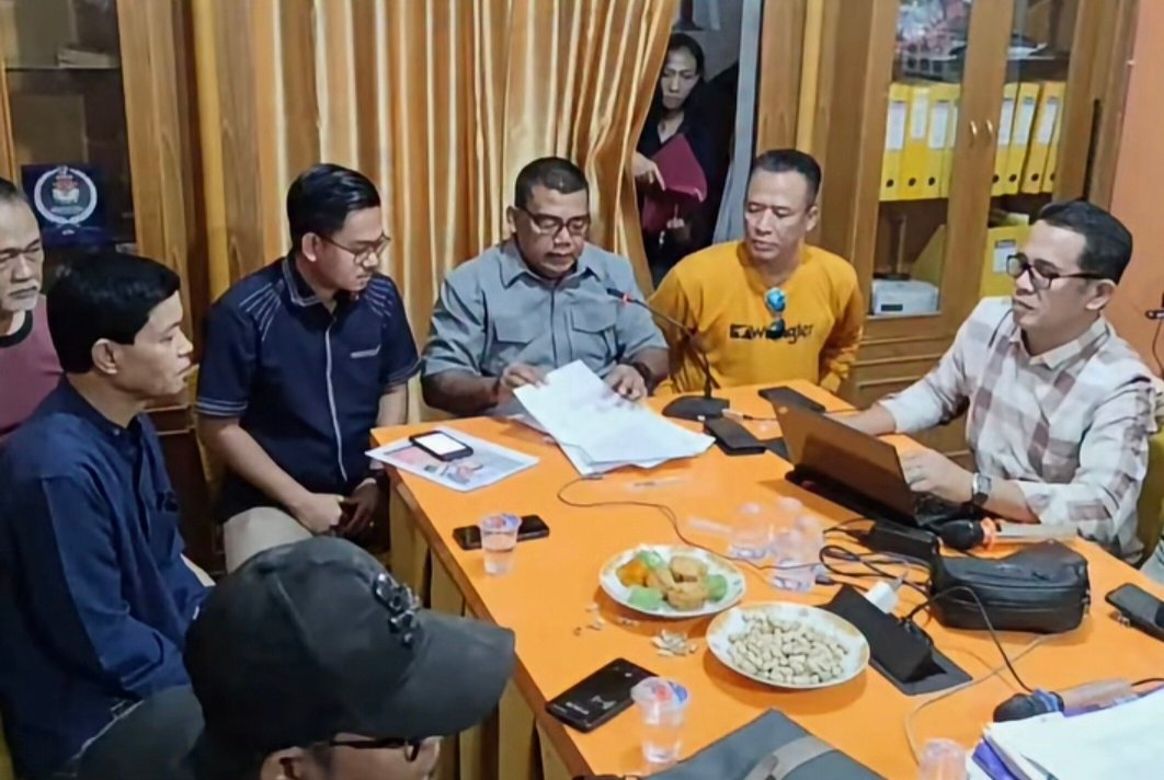 alt="Ritas Mairiyanto saat memberikan keterangan pers pelurusan berita sengketa proyek Dendang di kantor Hanura"