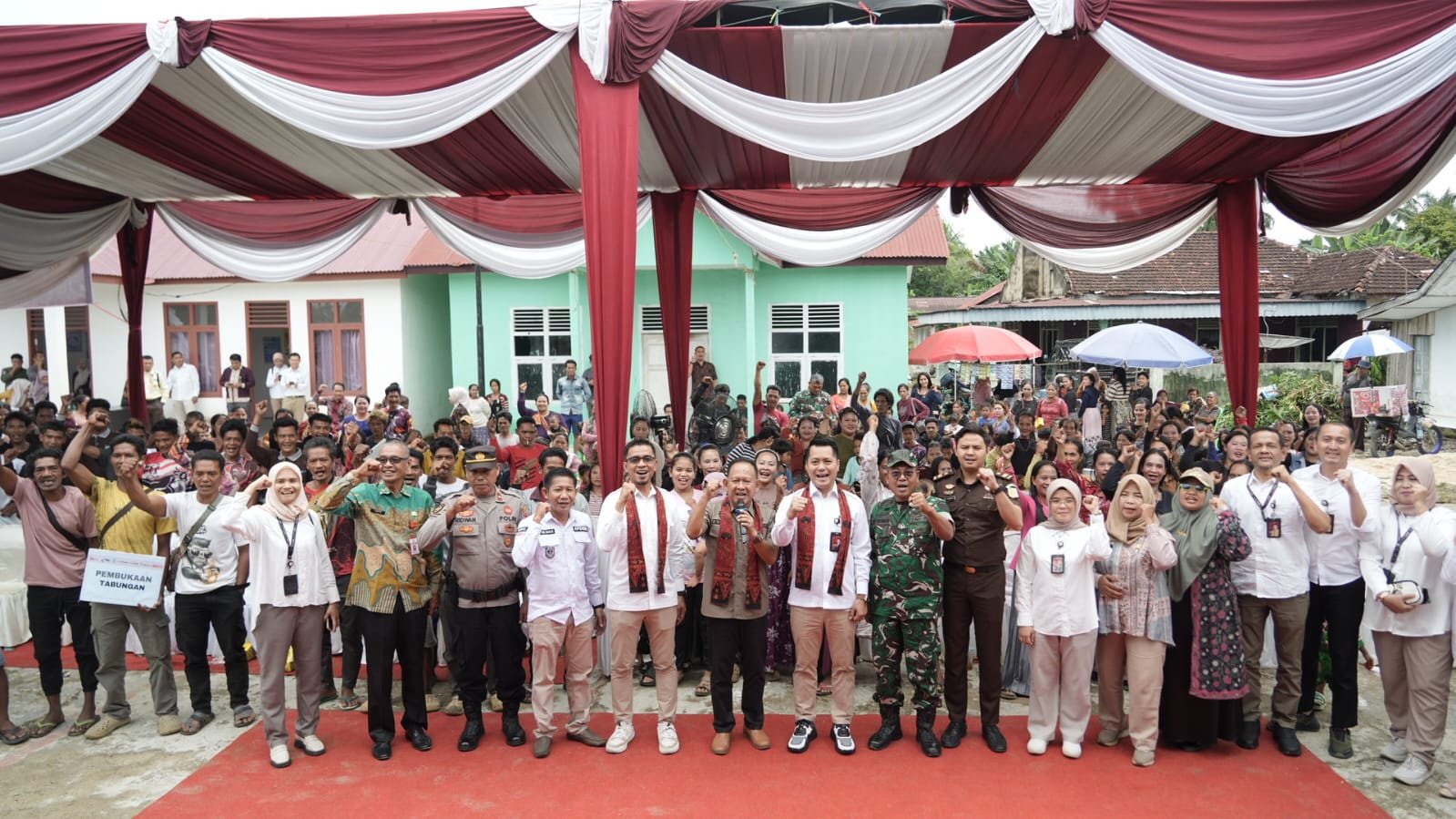 alt="Suasana edukasi literasi keuangan kepada pelajar dan perempuan Suku Anak Dalam Merangin oleh tim Bank Jambi"