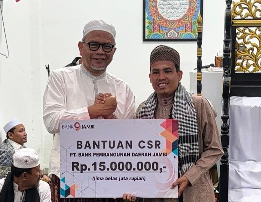 alt="Direktur Utama Bank Jambi Khairul Suhairi saat menyerahkan map bantuan CSR secara simbolis kepada Ketua Masjid Khoiron"
