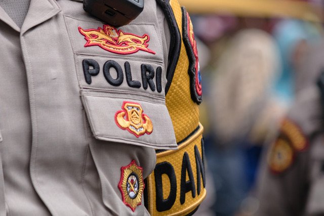 alt="Kapolres Tanjab Timur AKBP Ade Chandra memberikan penjelasan resmi terkait perkembangan penyelidikan kematian Brigadir E"