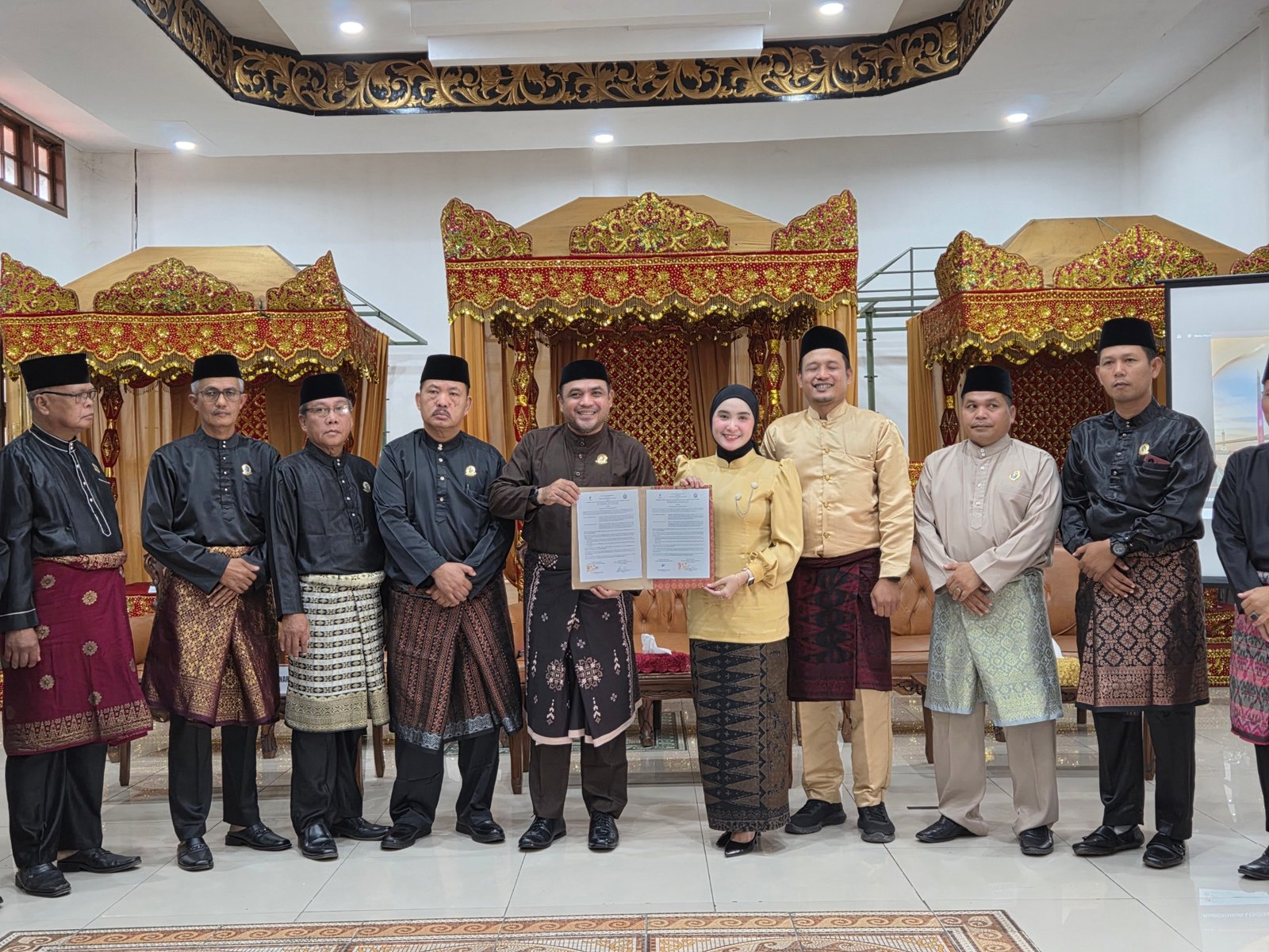 alt="Ketua LAM Kota Jambi Datuk Aswan Hidayat memberikan sambutan di depan puluhan pemuda peserta bimtek adat"