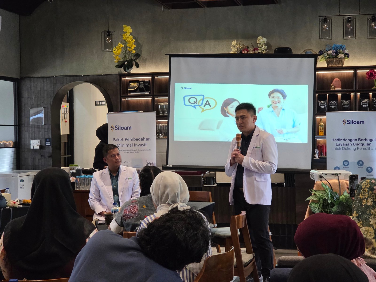 alt="Manajemen Siloam Hospitals Jambi berfoto bersama dengan puluhan jurnalis pers Provinsi Jambi di Foresthree"
