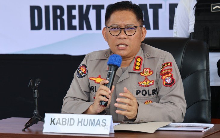 alt="Kabid Humas Polda Jambi Kombes Pol Erlan Munaji memberikan keterangan pers mengenai otopsi Brigadir EWS"