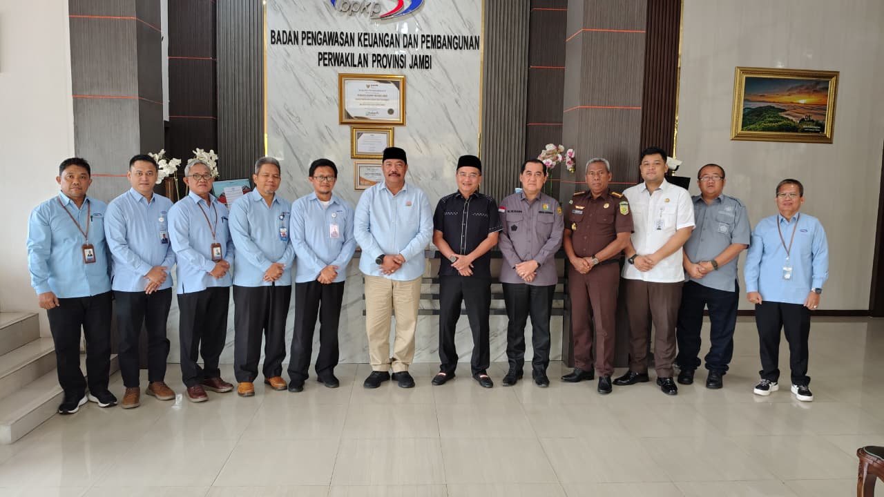 alt="Kajati Jambi Sugeng Hariadi bersalaman hangat dengan Kepala Perwakilan BPKP Jambi Zulherizal di ruang tamu"