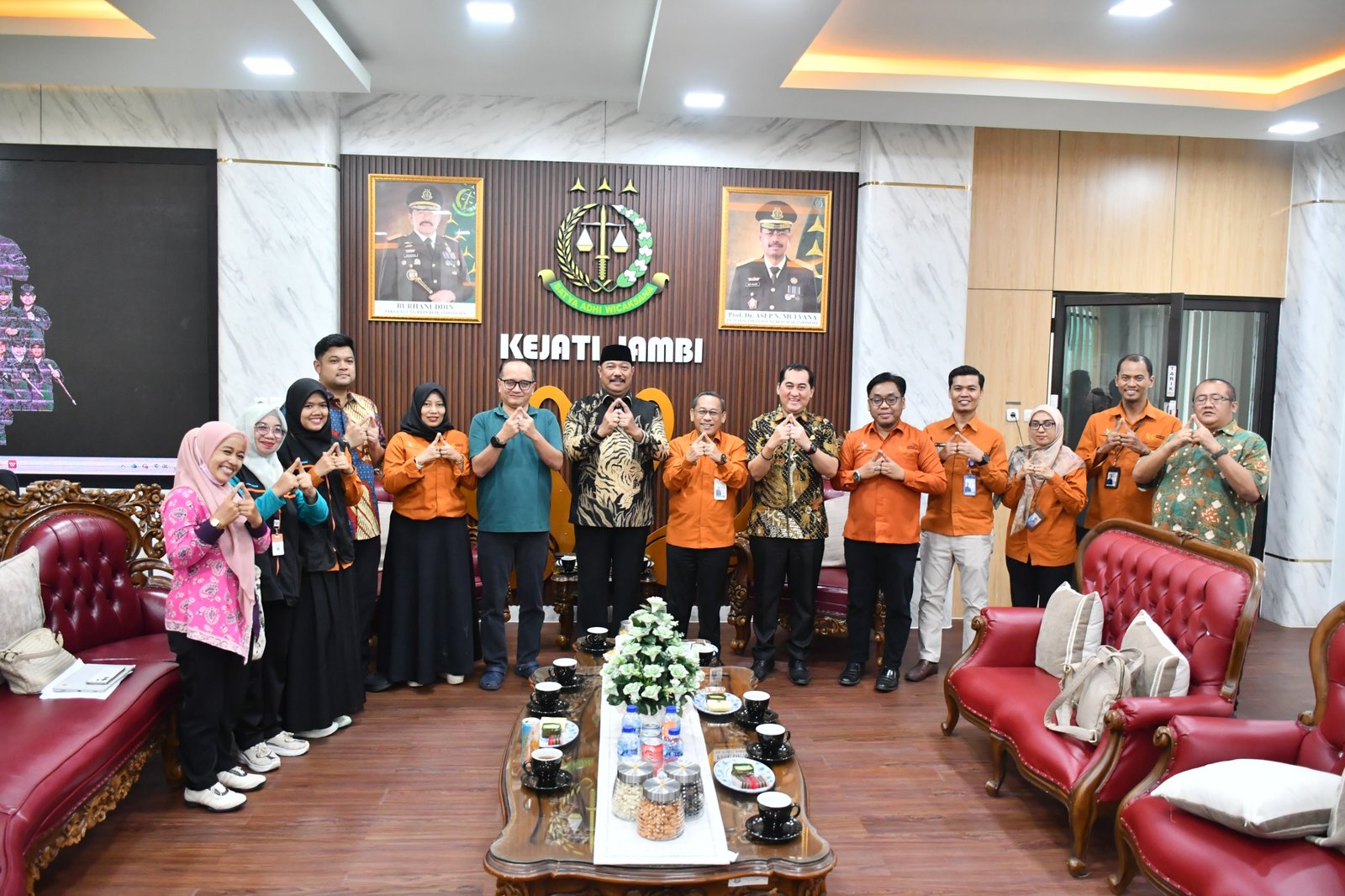 alt="Kajati Jambi Sugeng Hariadi bersama Kepala BPS Provinsi Jambi Aidil Adha duduk berdiskusi di ruang kerja"