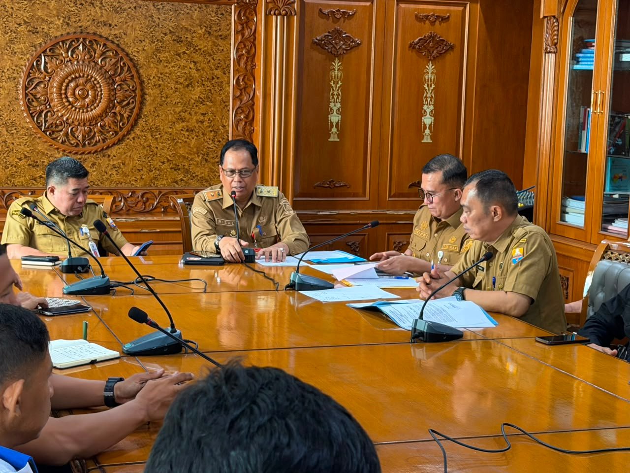 alt="Kepala Dinas Kominfo Jambi Ariansyah menjelaskan rencana penempatan lapak UMKM saat nobar semifinal Piala Dunia"