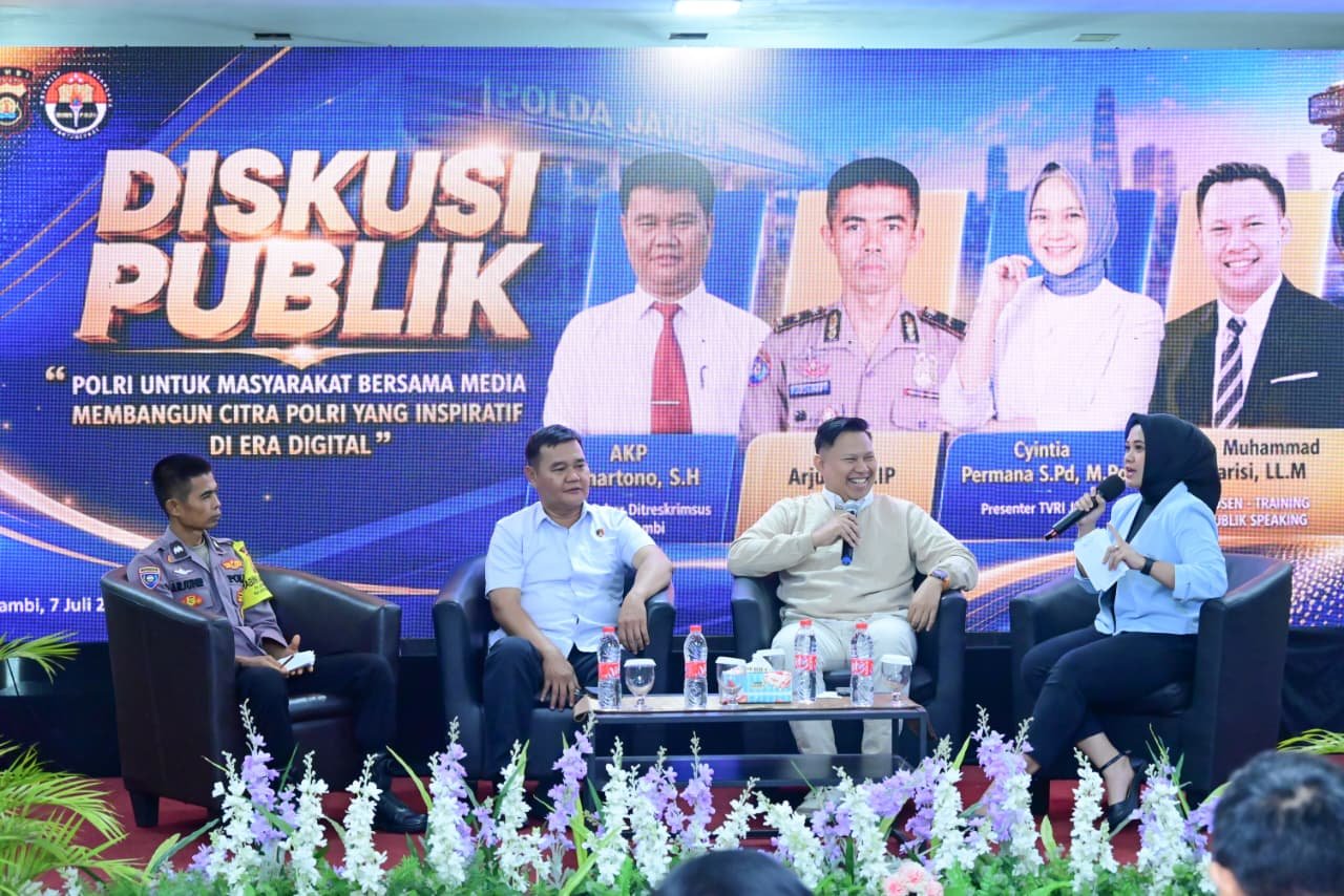 alt="Kapolda Jambi Irjen Pol Krisno H Siregar berdiri di podium membuka diskusi publik Bidhumas di Hotel Odua Weston"