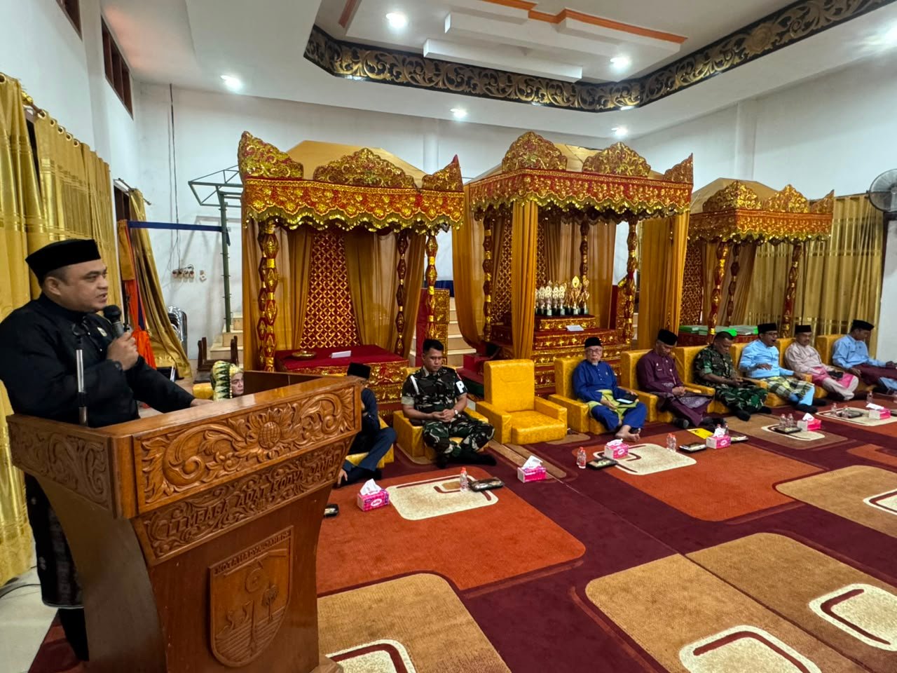 alt="Ketua LAM Kota Jambi Datuk Aswan Hidayat memberikan arahan pembukaan Lomba Seloko Adat Melayu Jambi"