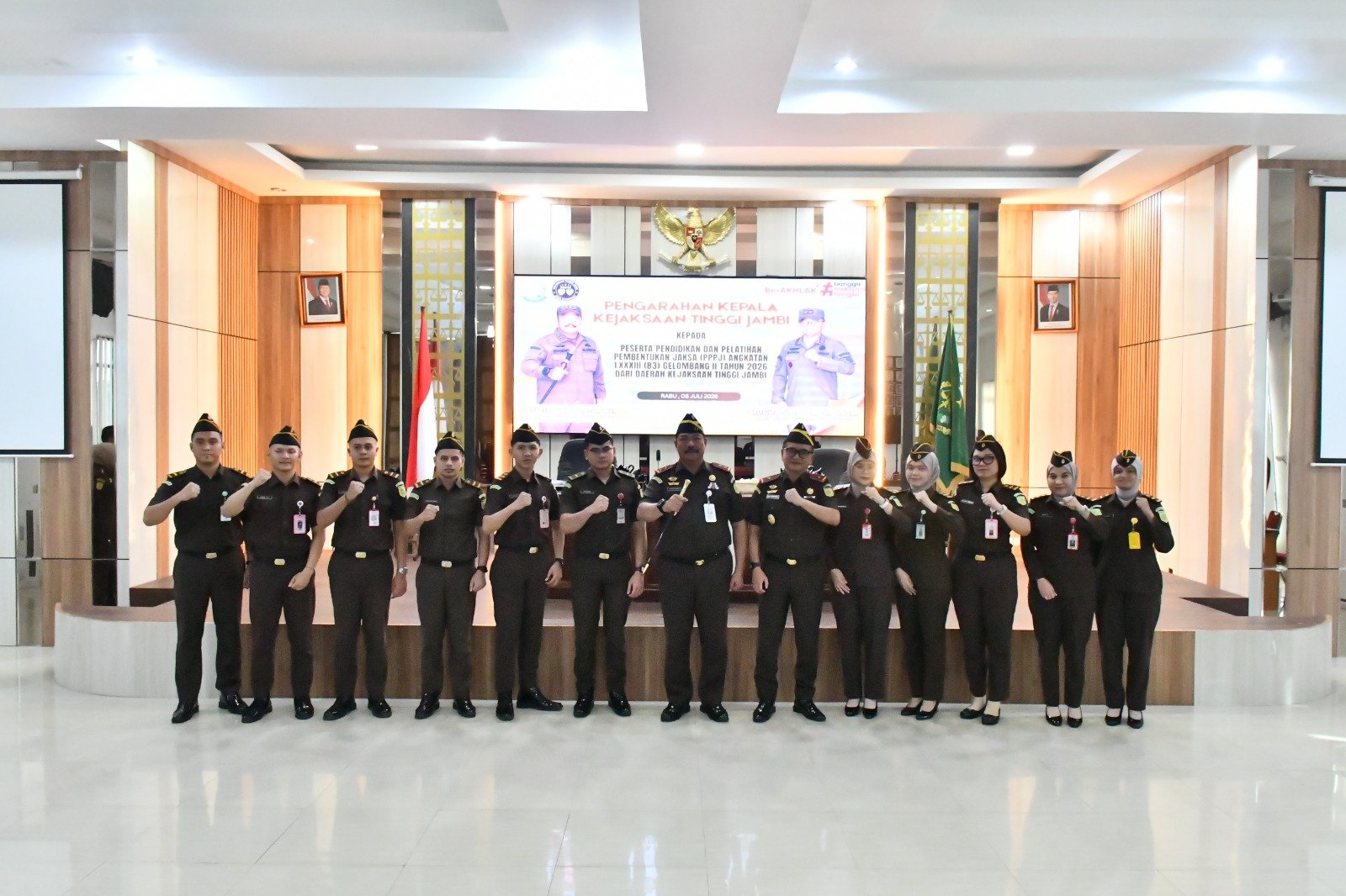 alt="Kajati Jambi Sugeng Hariadi berdiri memberikan arahan di podium Aula Lantai IV Kejaksaan Tinggi Jambi"