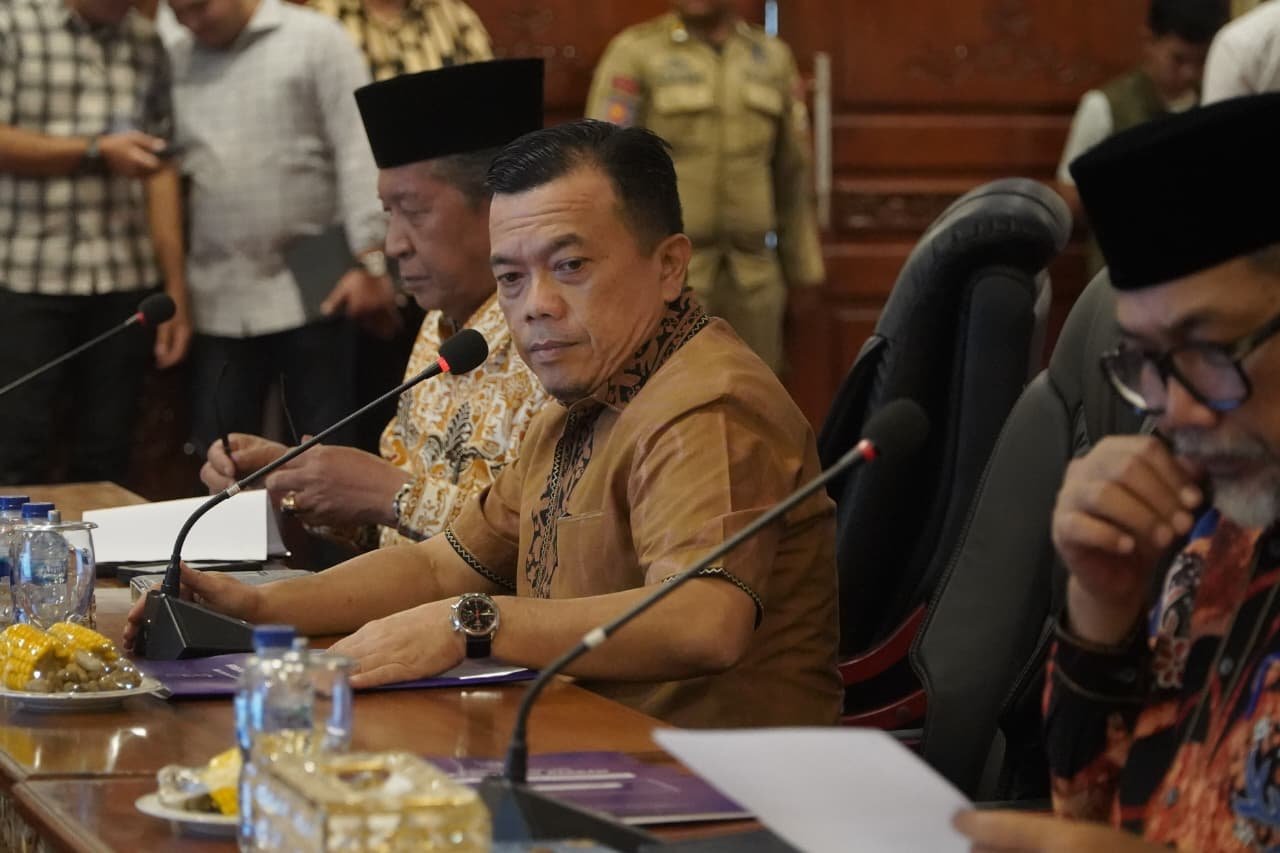 alt="Gubernur Jambi Al Haris berbicara memimpin rapat evaluasi pembangunan triwulan II di Auditorium Rumah Dinas"