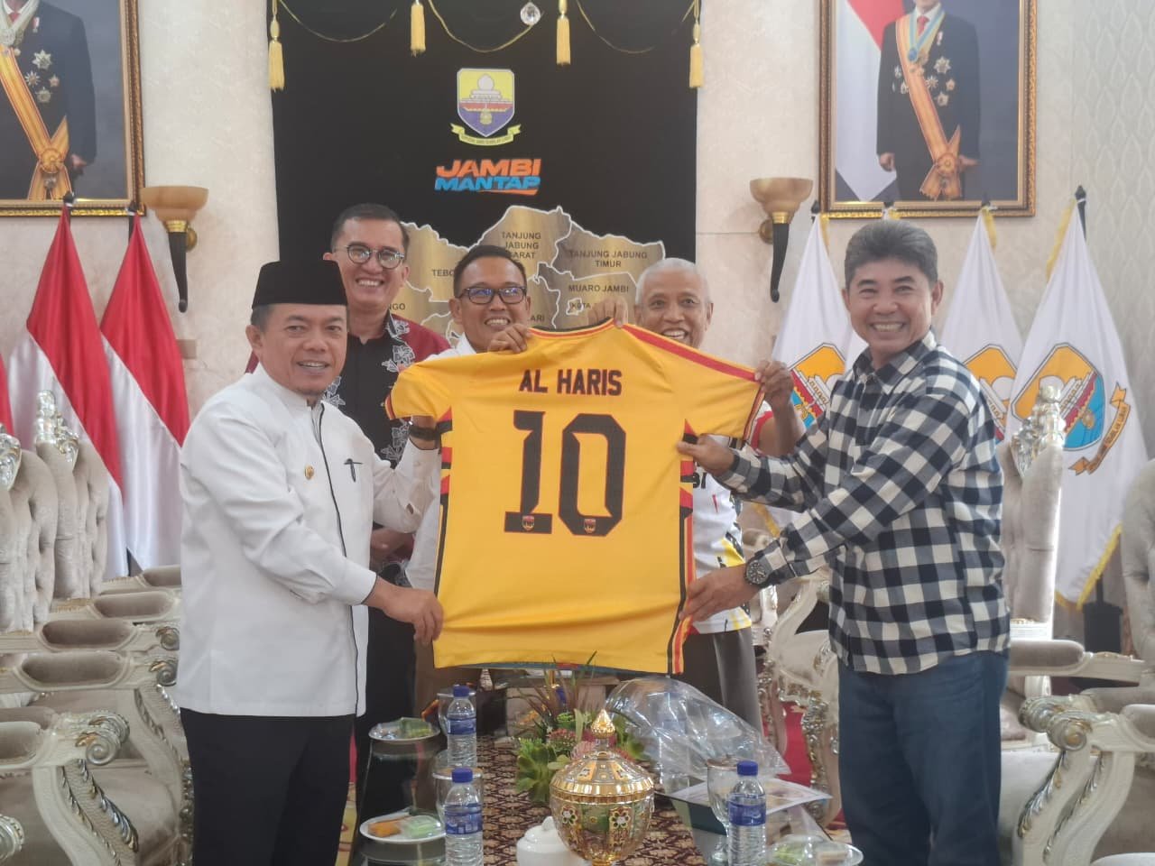 alt="Gubernur Jambi Al Haris duduk bersama Ketua Panitia Indra Martinus dan Sesepuh Urawa Jambi Sofriadi"
