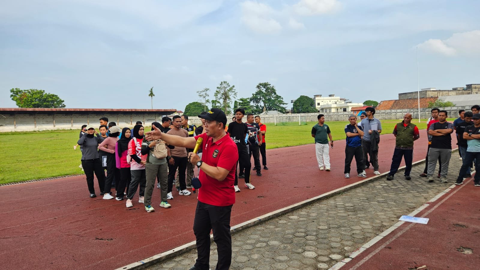 alt="Iwan Hermawan akademisi UNJ memberikan materi infografis mengenai enam zona latihan aerobik di depan pelatih Jambi"