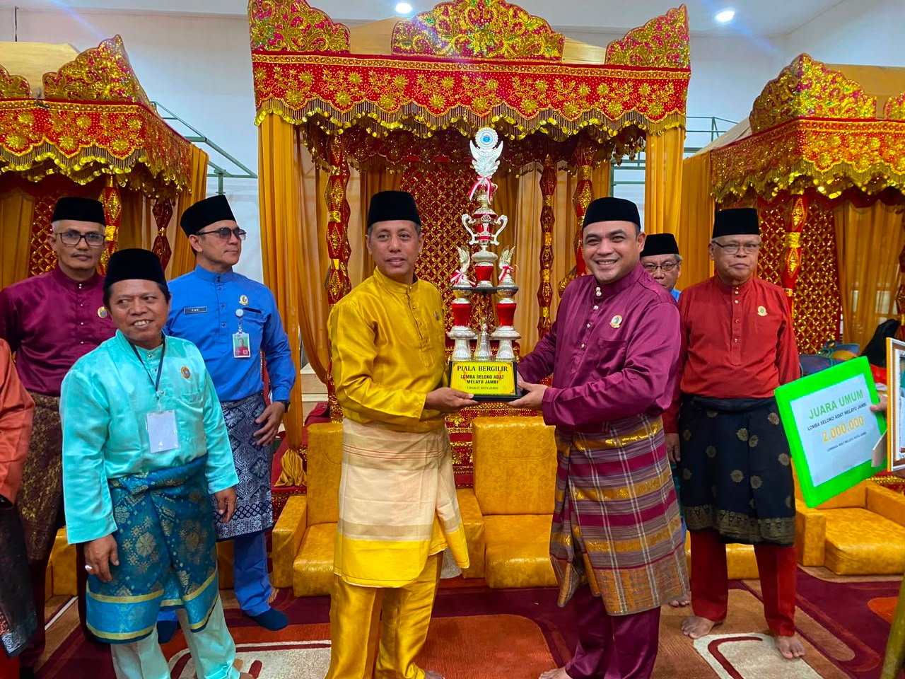 alt="Ketua LAM Kota Jambi Datuk Aswan Hidayat bersalaman memberikan ucapan selamat kepada pemenang lomba seloko"