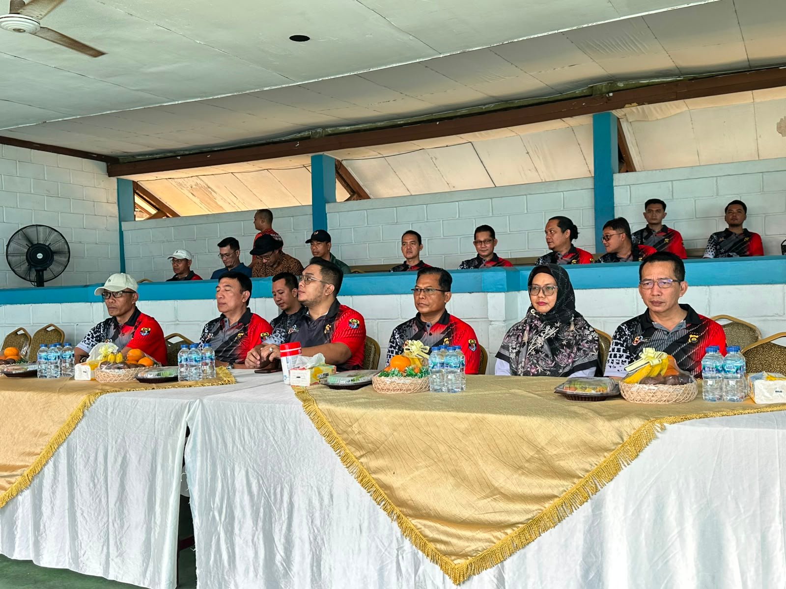 alt="Ketua Umum KONI Jambi AKBP Mat Sanusi berbicara memberikan statemen pers mengenai target emas PON 2028"